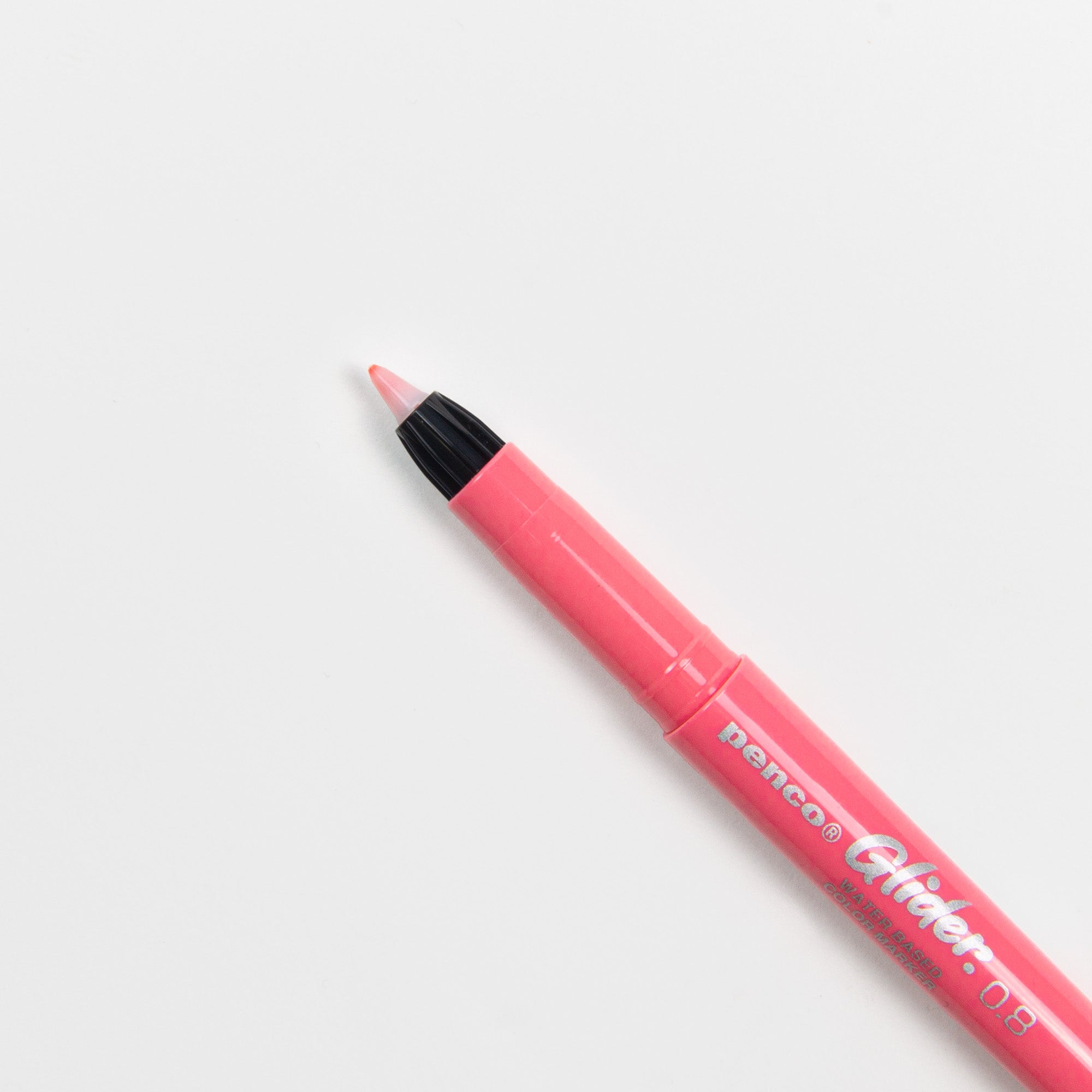 Ein rosafarbener Penco Glider Colour Pen mit feiner Spitze und Tinte auf Wasserbasis, beschriftet mit Glider 0.8, ist diagonal auf einem weißen Hintergrund platziert.