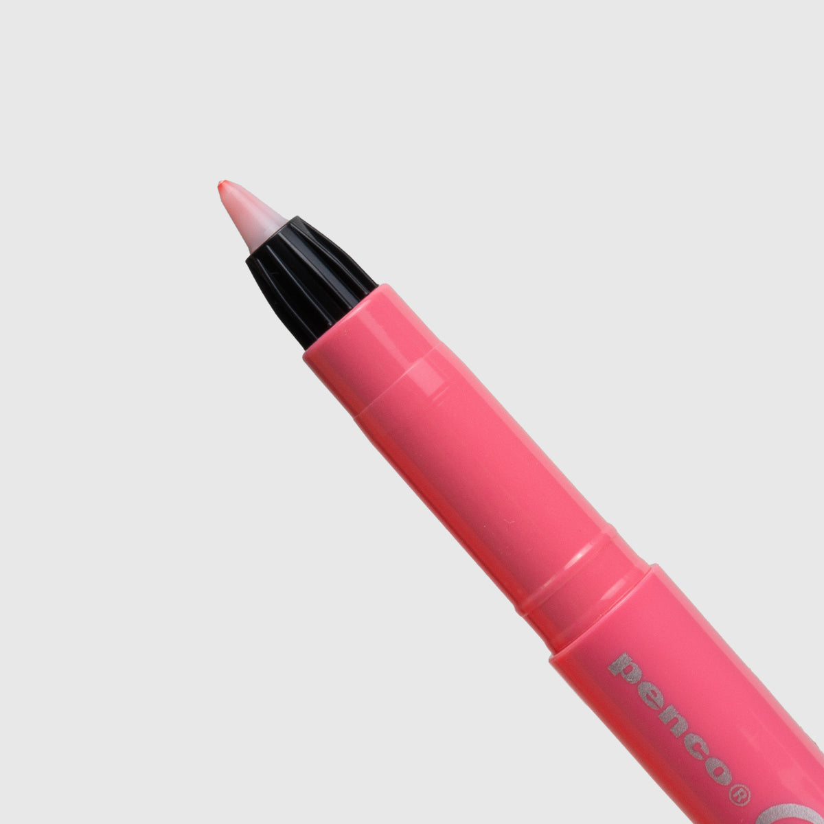 Eine Nahaufnahme eines rosa „Penco Glider Colour Pen“ mit schwarzem Spitzenbereich, wobei die Spitze des Stifts diagonal auf einem einfarbigen hellgrauen Hintergrund zu sehen ist. Das Penco-Logo ist auf dem Stiftkörper zu erkennen und unterstreicht das Retro-Stiftdesign sowie die hochwertige Tinte auf Wasserbasis.