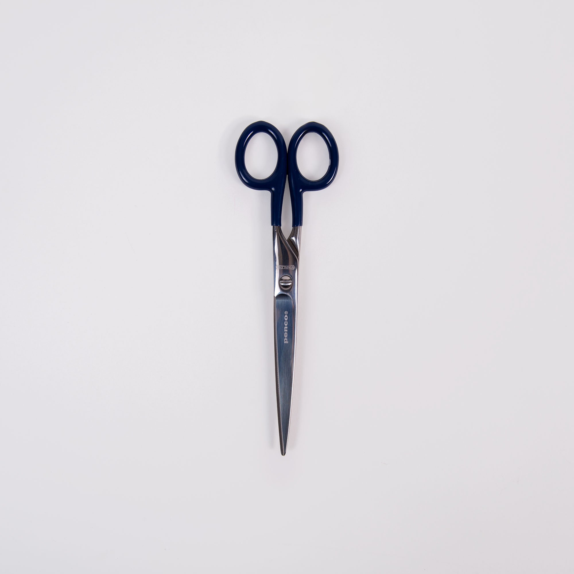 Die Penco Edelstahl Schere - L verfügt über glänzende Klingen aus rostfreiem Stahl und elegante dunkelblaue Griffe mit PVC-Beschichtung vor einem schlichten hellgrauen Hintergrund.