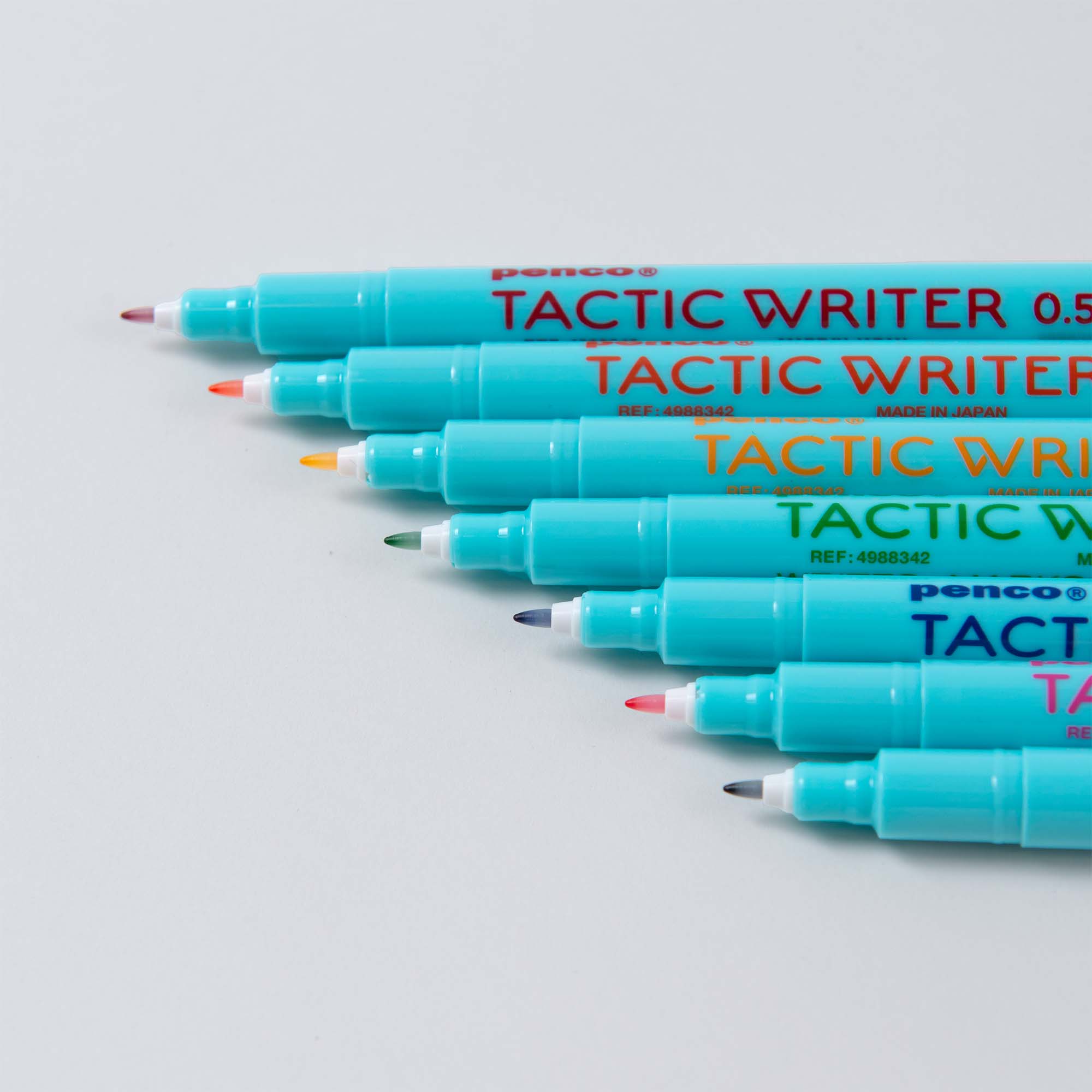 Das Penco Tactic Writer Set umfasst sieben fächerförmige Stifte, die sich ideal für Kalligrafie eignen. Sie haben türkisfarbene Gehäuse und Spitzen in Lila, Blau, Grün, Gelb, Orange, Rot und Pink. Sie verwenden wasserbasierte Tinte für glatte Schönschrift.