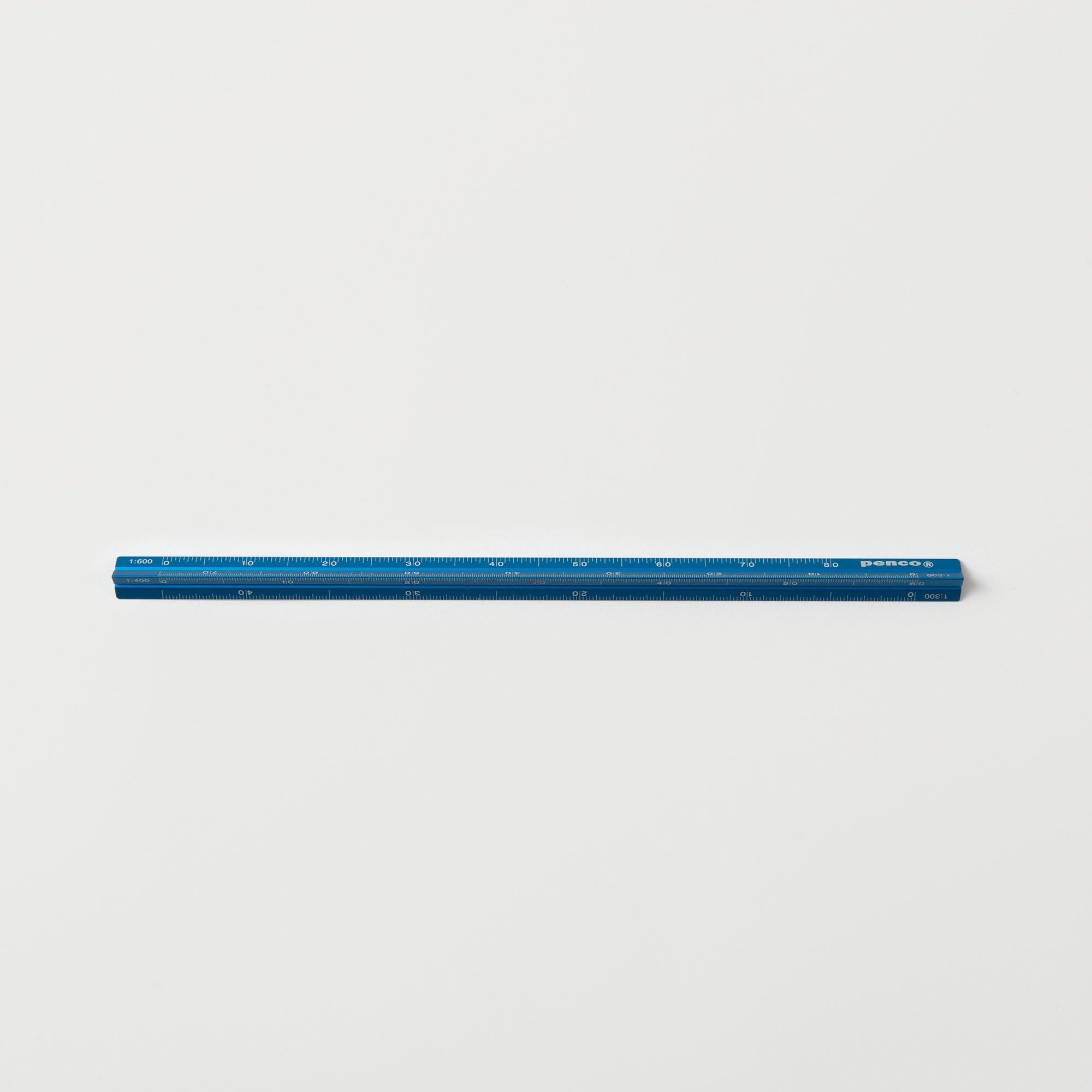 Ein blaues, dreieckiges Penco Zeichenlineal mit Messmarkierungen ruht auf einer weißen Oberfläche, gefertigt aus robustem Aluminium.