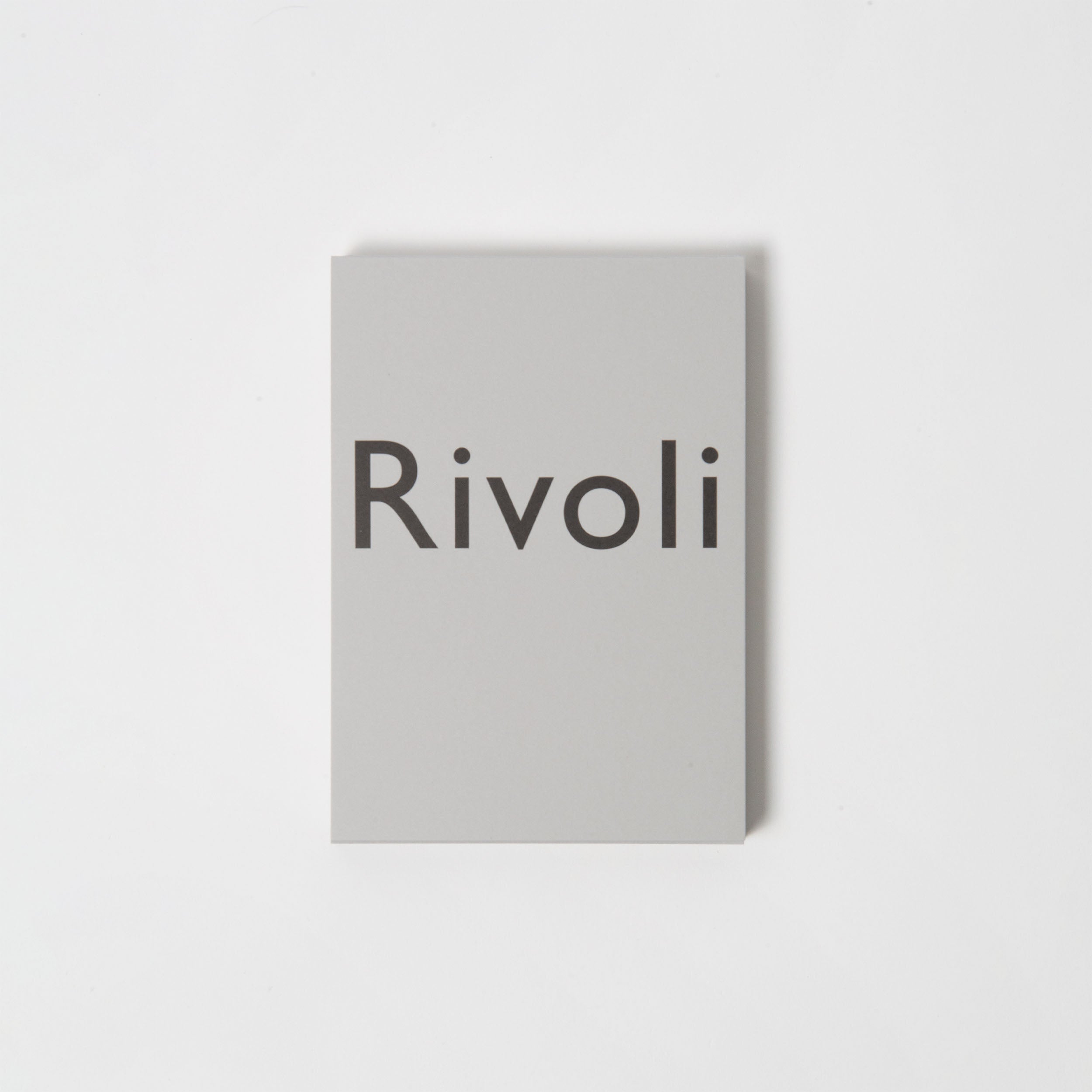 Der Skizzen- und Schreibblock „Rivoli“ von Carta Pura zeigt „Rivoli“ in fetten schwarzen Buchstaben auf weißem Hintergrund und ist aus hochwertigem Papier gefertigt, das Eleganz und Qualität ausstrahlt.