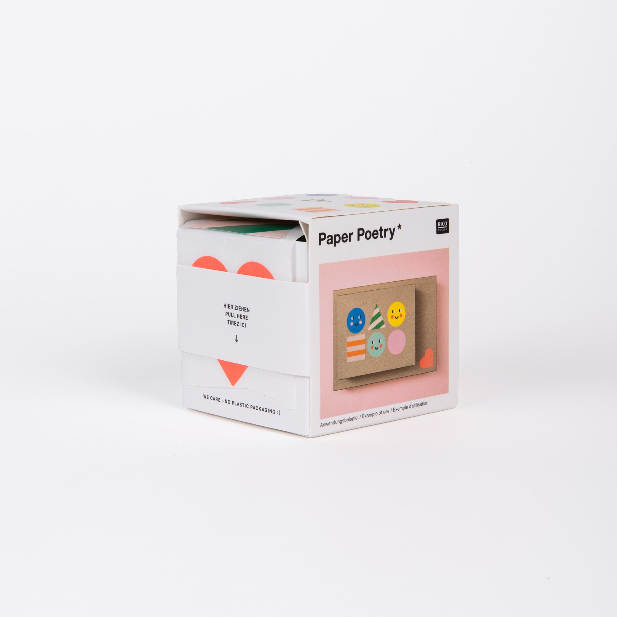 In einer quadratischen weißen Box mit der Aufschrift „Paper Poetry“ ist das „Sticker-Set – 7 Mal Fröhlichkeit“ zu sehen, das bunte Sticker mit lachenden Gesichtern und verspielten Formen enthält, die sich perfekt zum Thema „Happy Birthday“ eignen. Sichtbare Produktdetails begleiten rosa Herzen auf dem weißen Hintergrund.