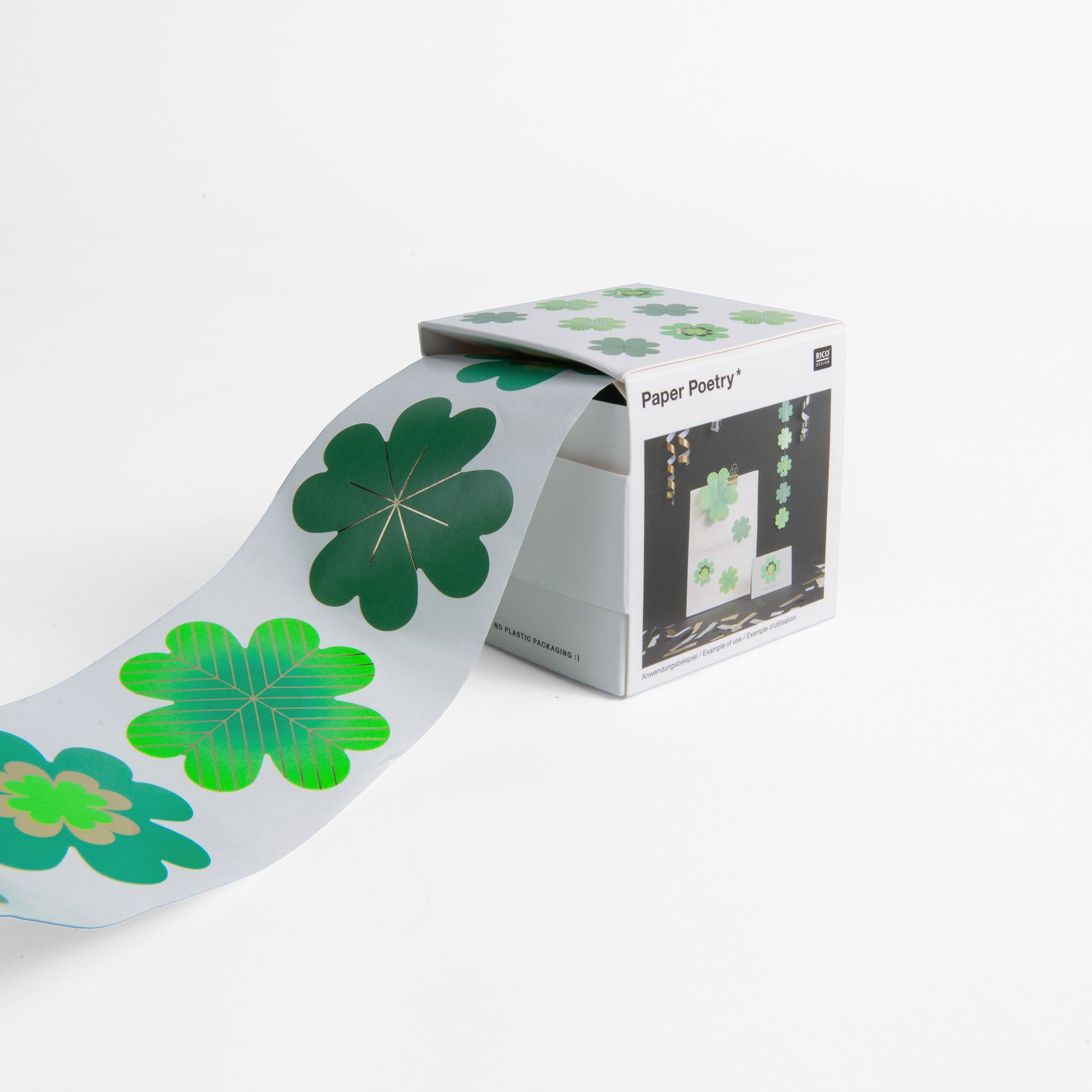 Die „Viel viel Glück - Sticker Kleeblatt“ von Paper Poetry sind grüne, teilweise ausgerollte Kleeblatt-Sticker auf einer Rolle. Sie eignen sich ideal zum Verzieren von Karten und Geschenken und akzentuieren durch ihren schlichten weißen Hintergrund das dekorative Muster auf der Schachtel.