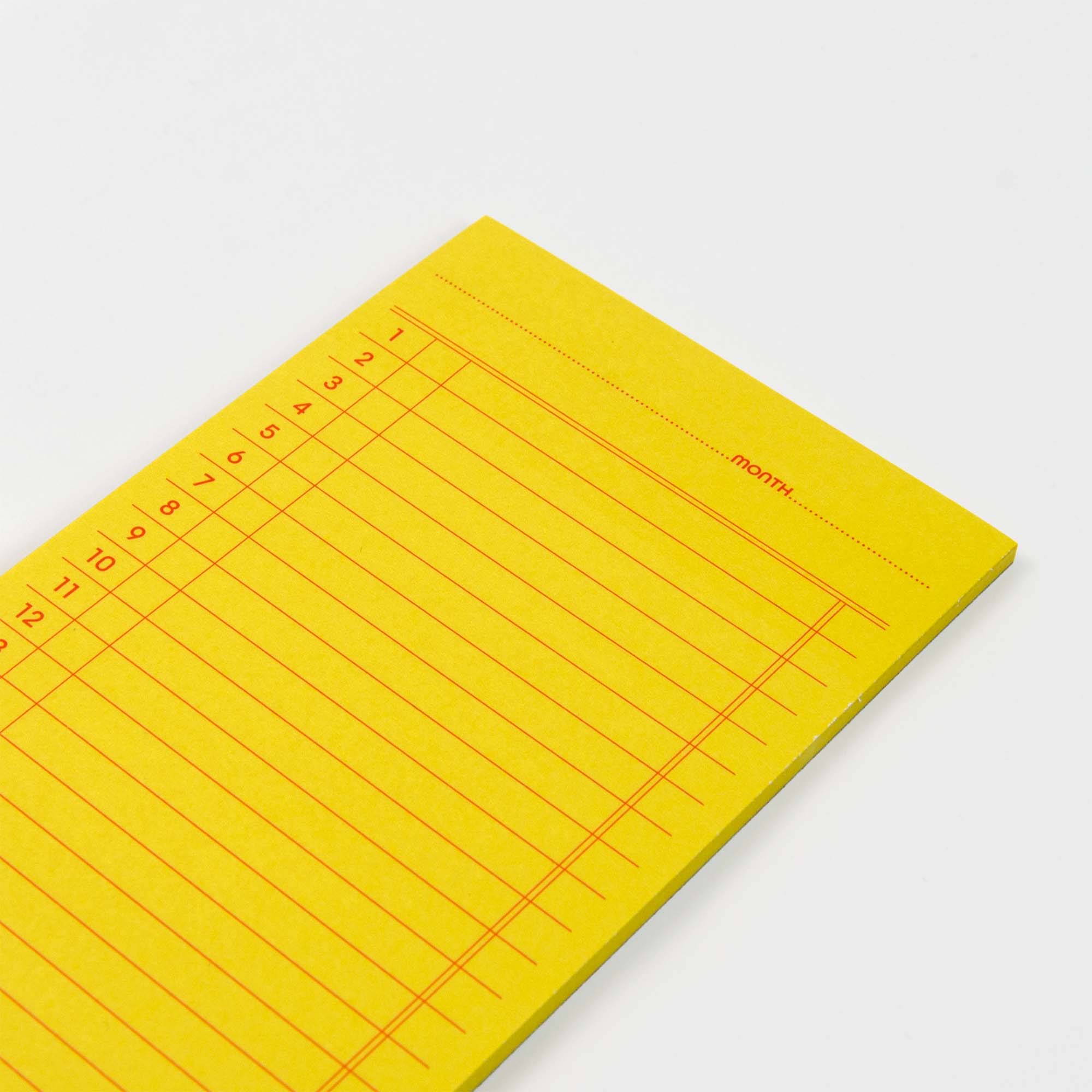 Der Penco Sticky Memo Pad - Monatsübersicht ist ein gelber, undatierter Notizblock mit orangefarbenen, nummerierten Spalten und einem "Monats"-Feld am oberen Rand, der wie ein Hauptbuch gestaltet ist und auf einem weißen Hintergrund abgebildet ist.
