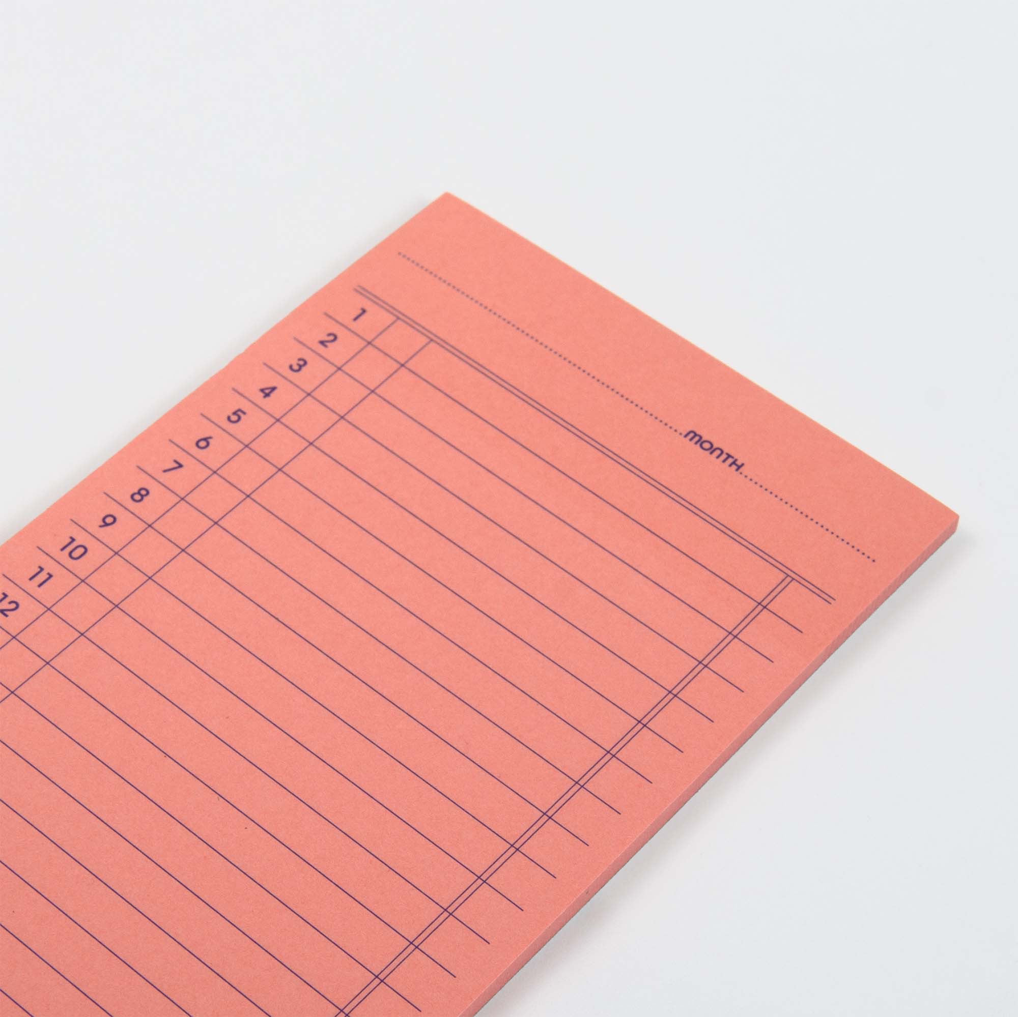 Eine Nahaufnahme des rosafarbenen Penco Sticky Memo Blocks - Monatsübersicht zeigt die horizontalen Tageslinien, die Datumsspalten und den "Monat" oben rechts. Der selbstklebende Block ist leer und unbenutzt.