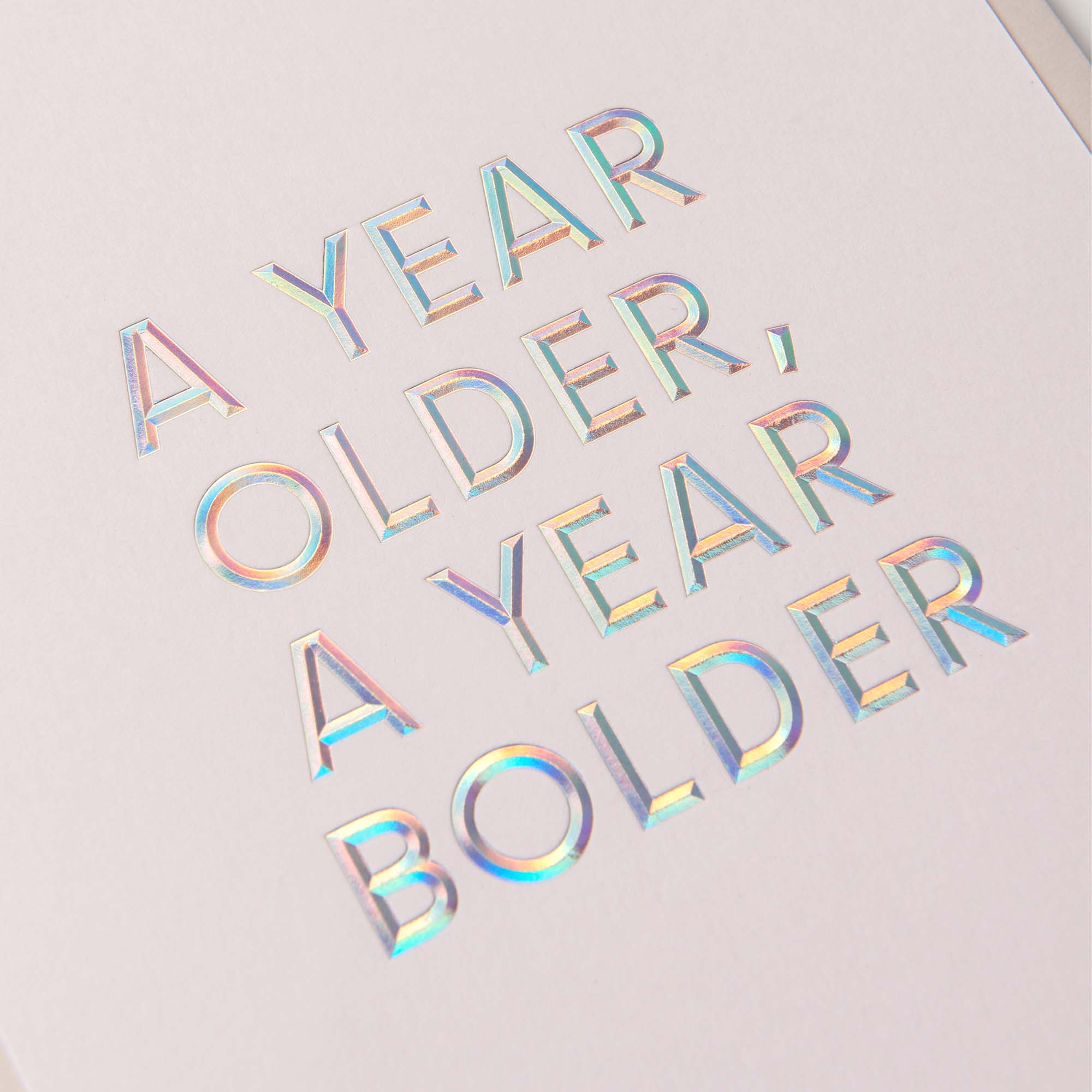 Die Geburtstagskarte „AYOAYB“ von paperlux.store zeigt den Satz „A Year Older, A Year Bolder“ in edler Heißfolienprägung auf hellem Hintergrund.