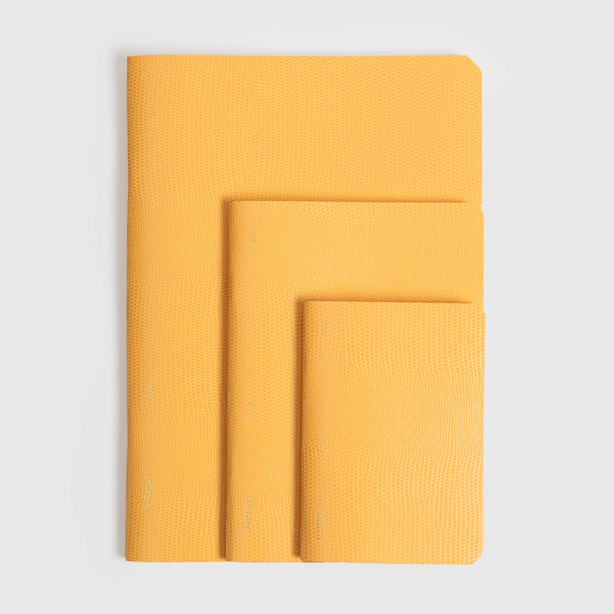 Drei B96 Mellow Yellow Luftpolsterversandtaschen von paperlux.store in verschiedenen Größen sind vor einem weißen Hintergrund gestapelt - perfekt für den Versand von Artikeln wie Softcover-Büchern oder Cloud Paper Notizbüchern in Lederoptik.