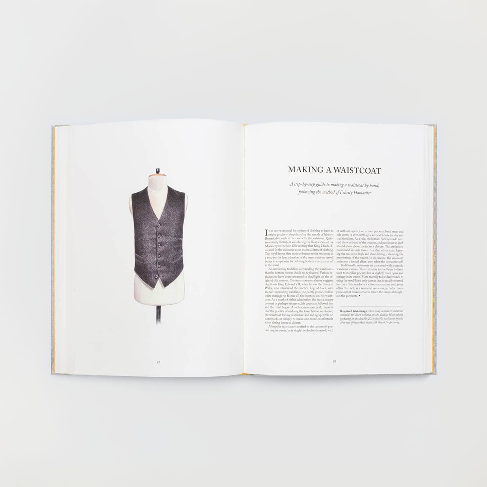 „Der Anzug aus der Savile Row“ des Gestalten Verlags stellt in „Die Herstellung einer Weste“ klassische Techniken vor. Dabei wird das Bild einer grauen Weste auf einer Schaufensterpuppe gezeigt und der Prozess der Westenherstellung vor einem hellen, neutralen Hintergrund detailliert beschrieben.
