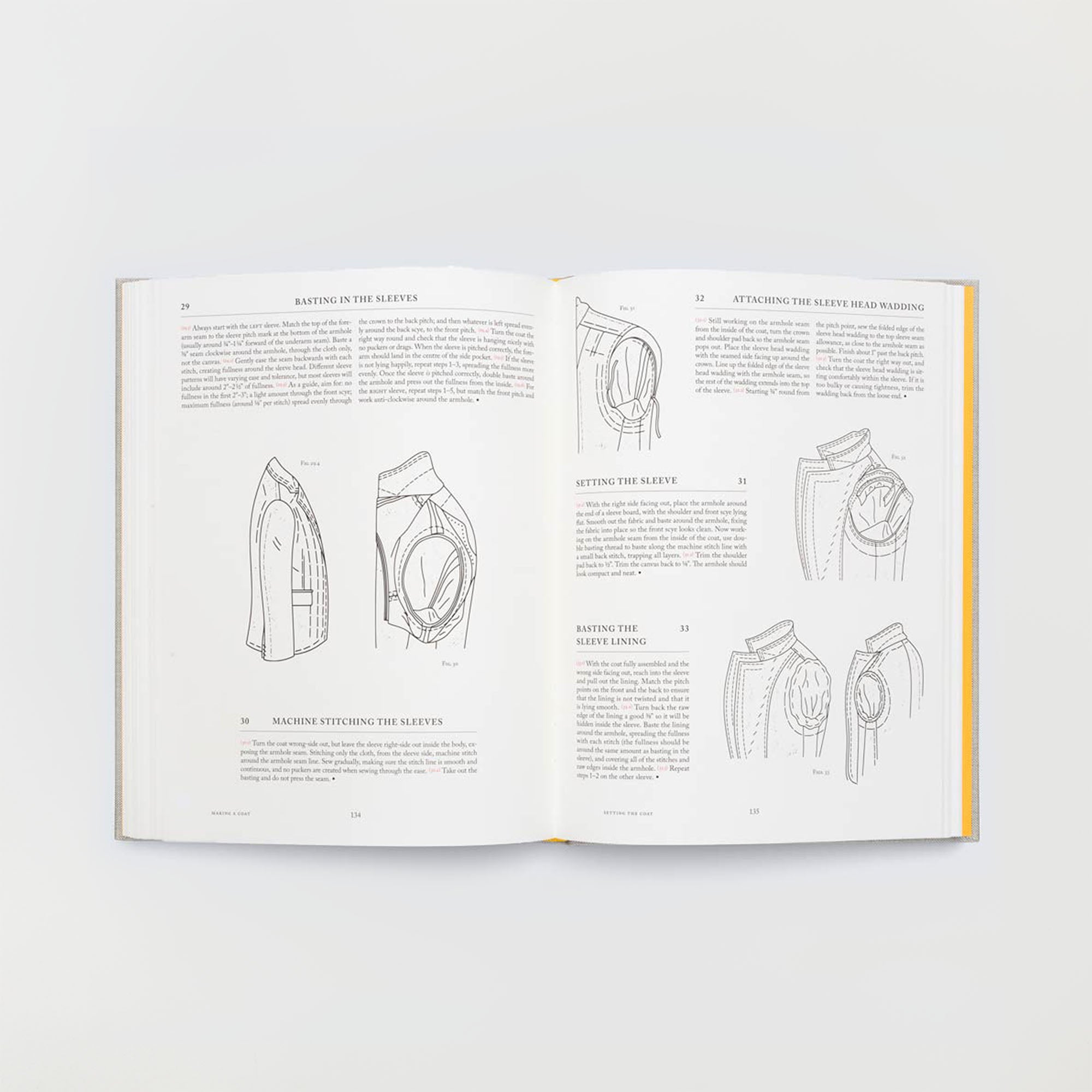 Der Savile Row Anzug vom Gestalten Verlag: Offenes Buch mit illustrierter Nähanleitung zum Annähen von Ärmeln, inspiriert von der Savile Row. Linke Seite: detaillierte Jackenärmel-Illustrationen. Rechte Seite: Schritte mit Skizzen, alles auf beigem Hintergrund.