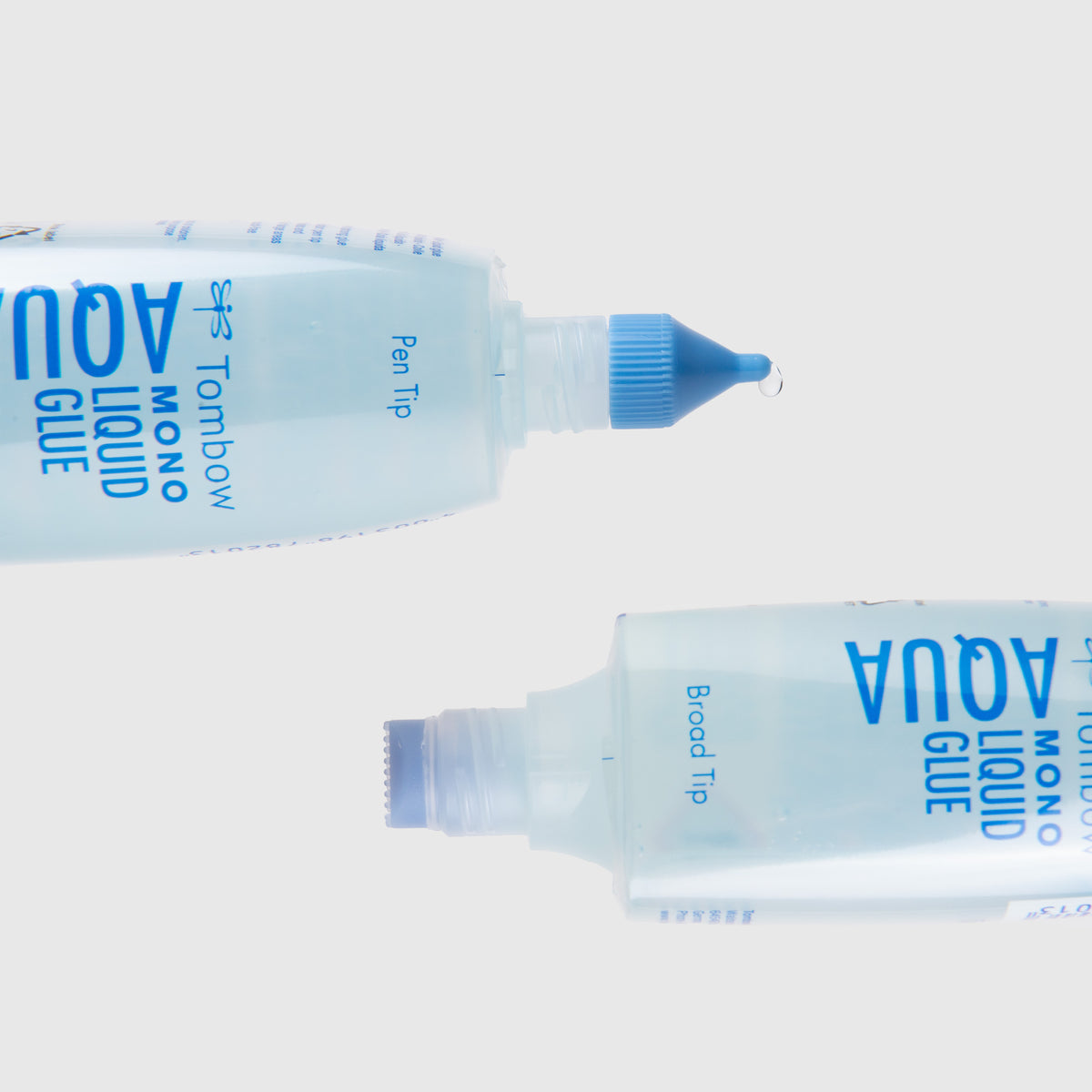 Zwei Tombow MONO Aqua Flüssigkleber – transparent, 50-ml-Behälter, horizontal angeordnet, einer mit feiner Stiftspitze und der andere mit breiter Applikatorspitze.
