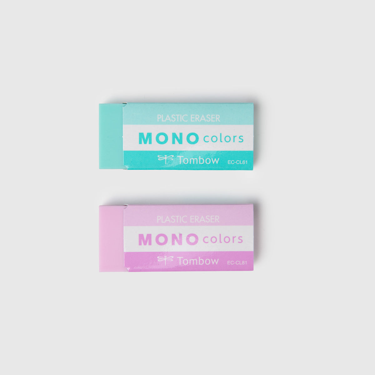 Zwei rechteckige Radierer der Marke Tombow MONO Colors – Größe M, einer in Blautönen und einer in Violetttönen, jeweils mit Markenaufdruck auf einem weißen Mittelstreifen.