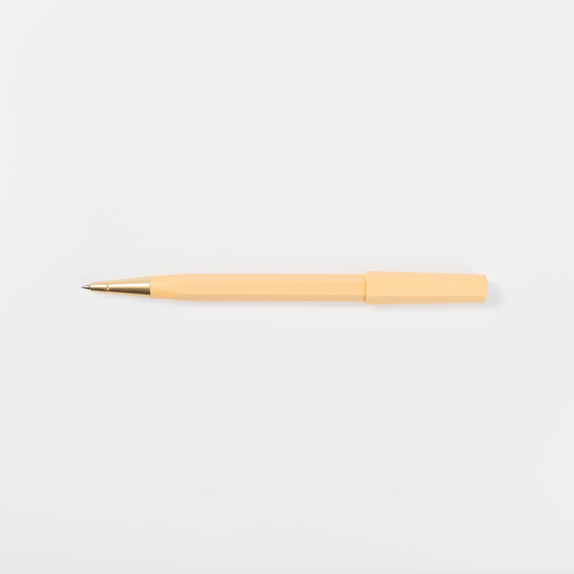 Ein YSTUDIO Rollerball - Ocean Edition von Ystudio, hergestellt aus recycelten Fischernetzen, mit passender Kappe, liegt waagerecht auf einem schlichten weißen Hintergrund.