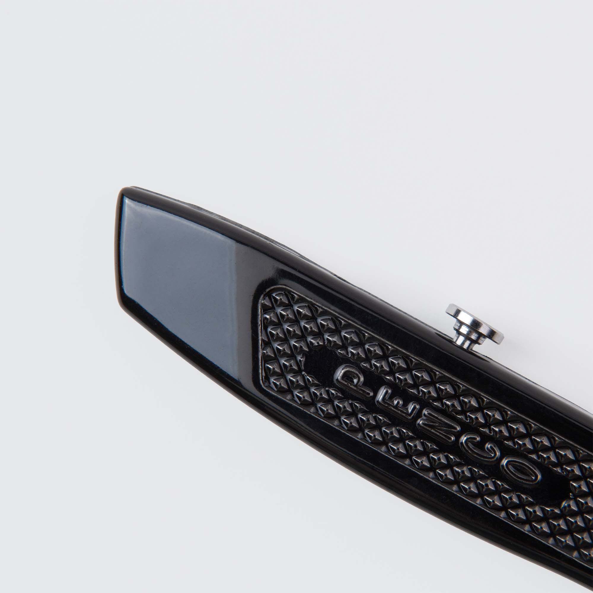 Nahaufnahme des Penco Allzweckmessers, auch bekannt als der Cutter an der Kette, in schwarz mit "AW200"-Prägung und einer silbernen Schraube. Ideal zum Pakete öffnen, abgebildet auf hellgrauem Hintergrund.