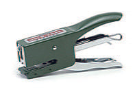 Ein grüner Penco Hefter ("Tacker") der Marke Penco mit Metallgriff und sichtbarem Heftklammerfach liegt auf weißem Hintergrund.