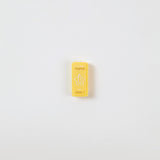 Eine kleine gelbe rechteckige Box mit der Aufschrift „D-Clips Nano: Sterne“ mit einem Stern und japanischem Text, perfekt, um Ihrem Liebesbrief oder Ihrer Notiz eine skurrile Note zu verleihen, von der Marke Midori, vor einem schlichten weißen Hintergrund.