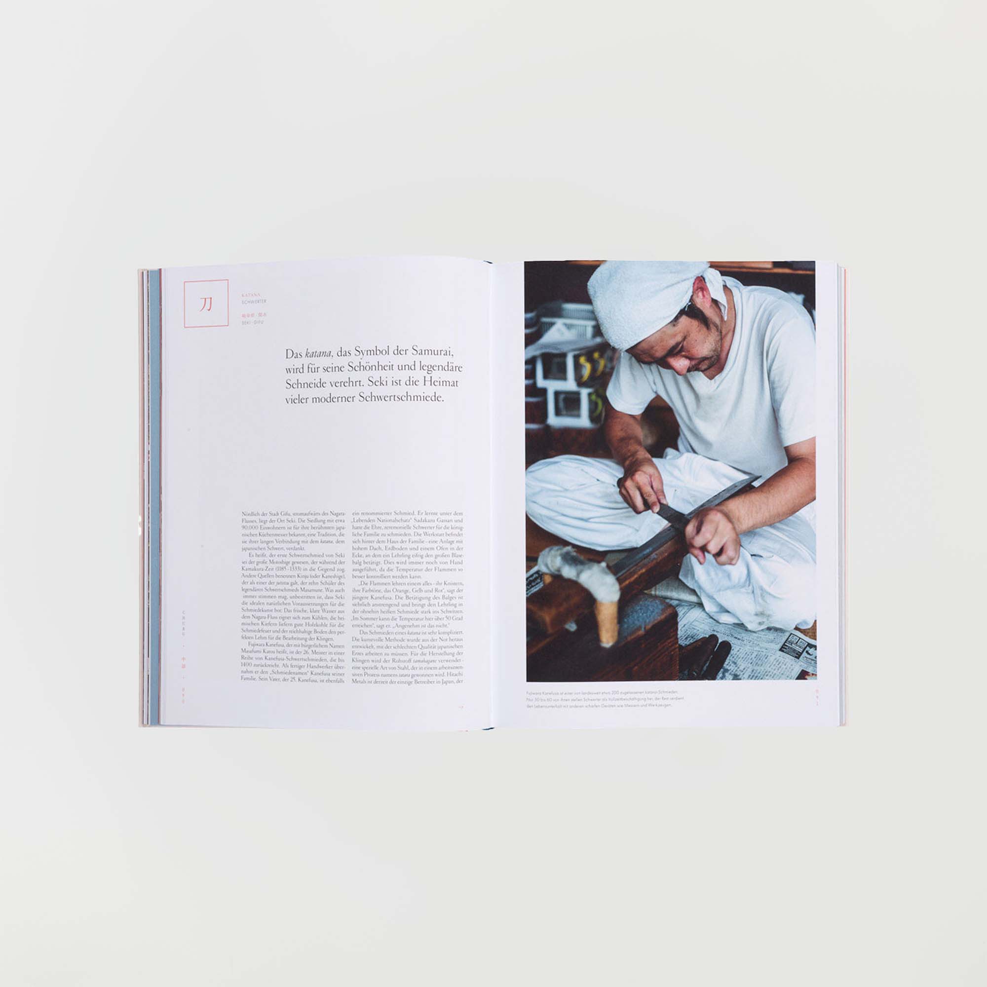 Das aufgeschlagene Magazin „Das Streben nach Vollkommenheit“ des Gestalten Verlags zeigt auf der rechten Seite einen weiß gekleideten Kunsthandwerker japanischer Kunst. Die linke Seite zeigt deutschen Text mit einem hervorgehobenen Abschnitt oben links vor einem minimalistischen, hellen Hintergrund.
