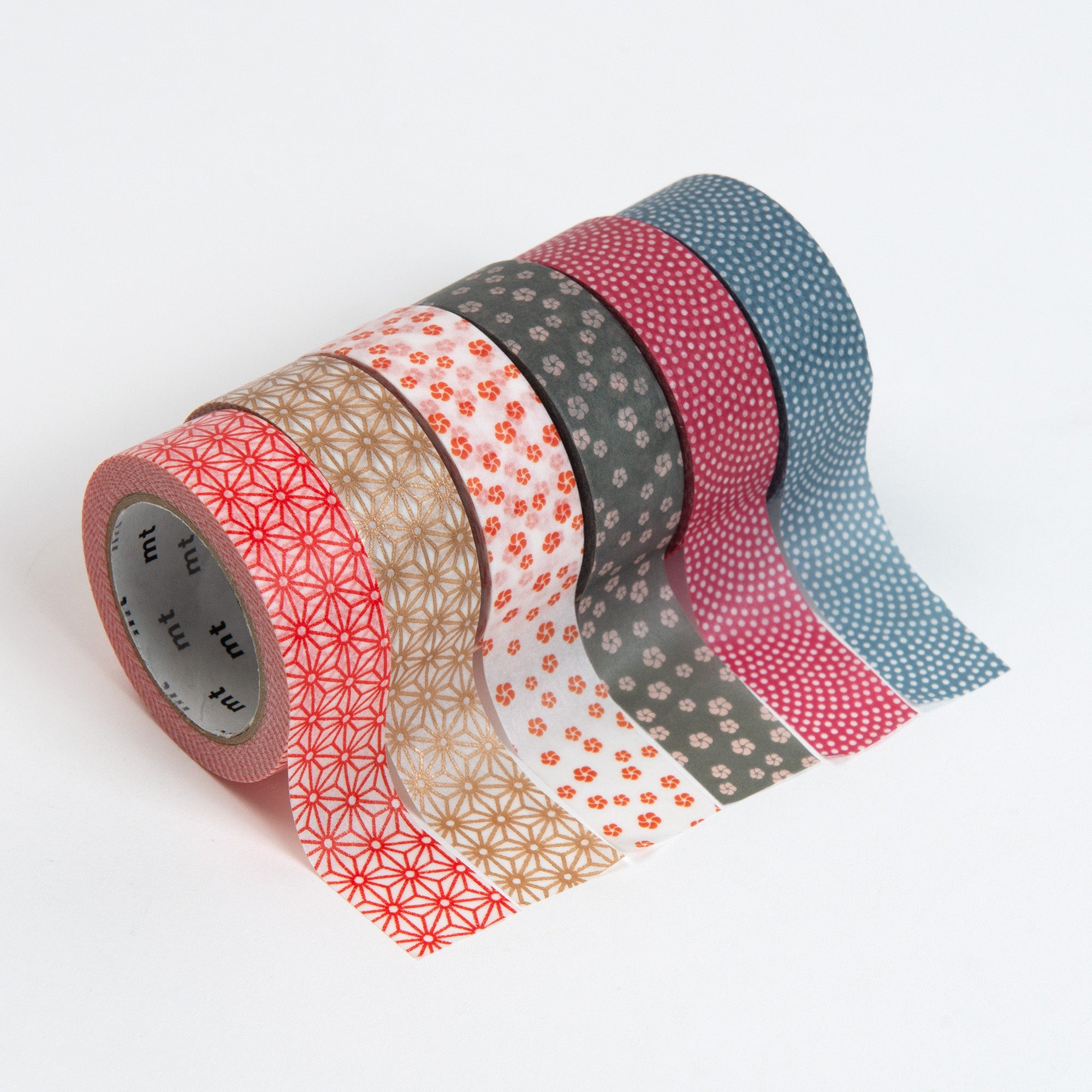 Sechs Rollen Kamoi Kakoshi mt Washi Tape - Wamon 5 Geschenkbox in den Farben Rot, Gold, Grau und Rosa mit geometrischen und floralen japanischen Mustern verleihen jeder Geschenkbox einen stilvollen Touch.