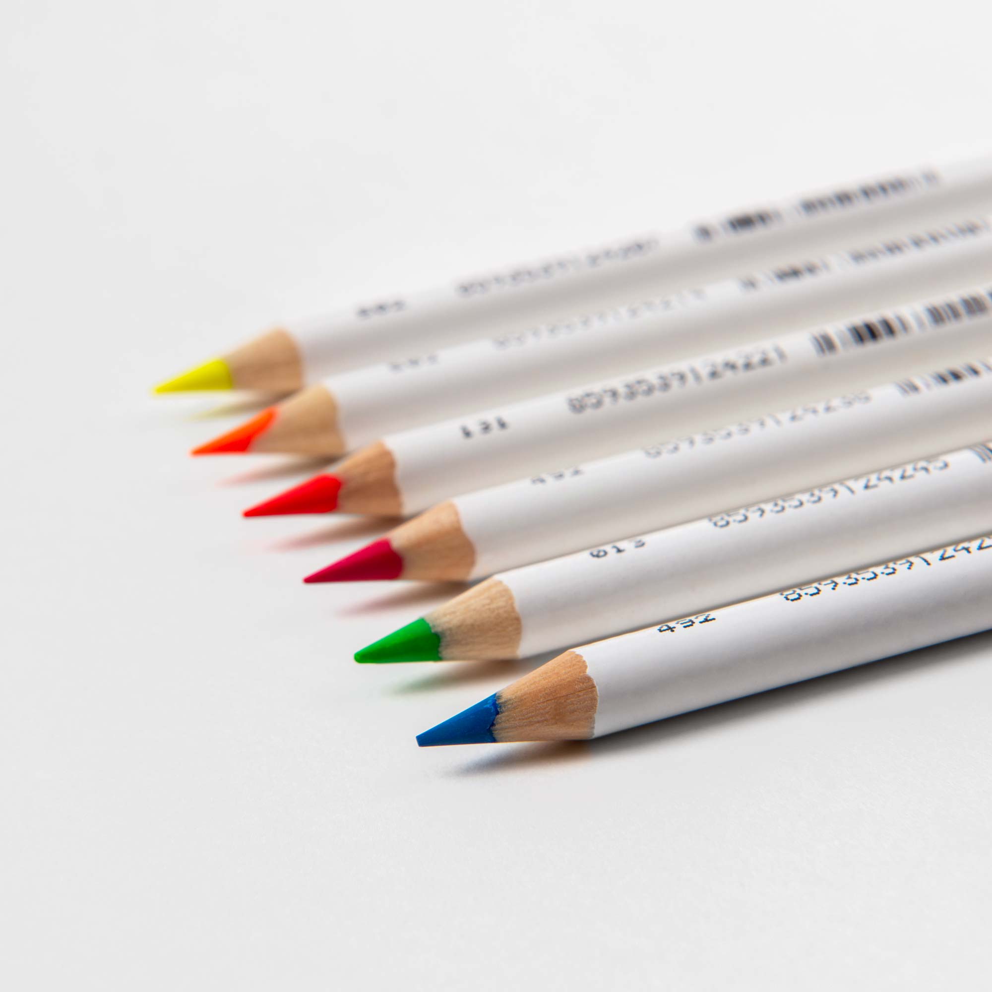 Die Textmarker Trockenstifte farbig – Set aus 6 von Koh-i-noor mit ihren leuchtenden Blau-, Grün-, Rot-, Rosa-, Orange- und Gelbtönen mit weißem Schaft und nach links gerichteten geschärften Spitzen sind ein perfektes Geschenk oder stilvolles Accessoire für den Schreibtisch.
