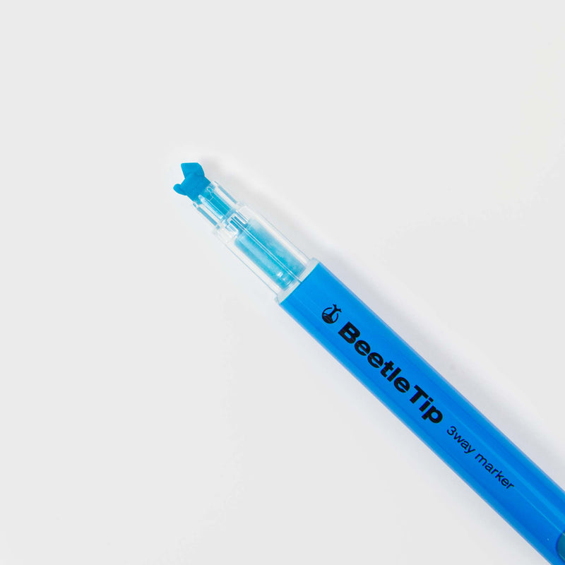 Ein Kokuyo Beetletip 3-Way Highlighter in Blau, perfekt für Textmarker-Fans, liegt diagonal auf weißem Hintergrund. Seine transparente Kappe und die Doppelspitze eignen sich für unterschiedliche Schreibstile und leuchtende Farben und machen ihn ideal zum mühelosen Hervorheben von Zeilen.