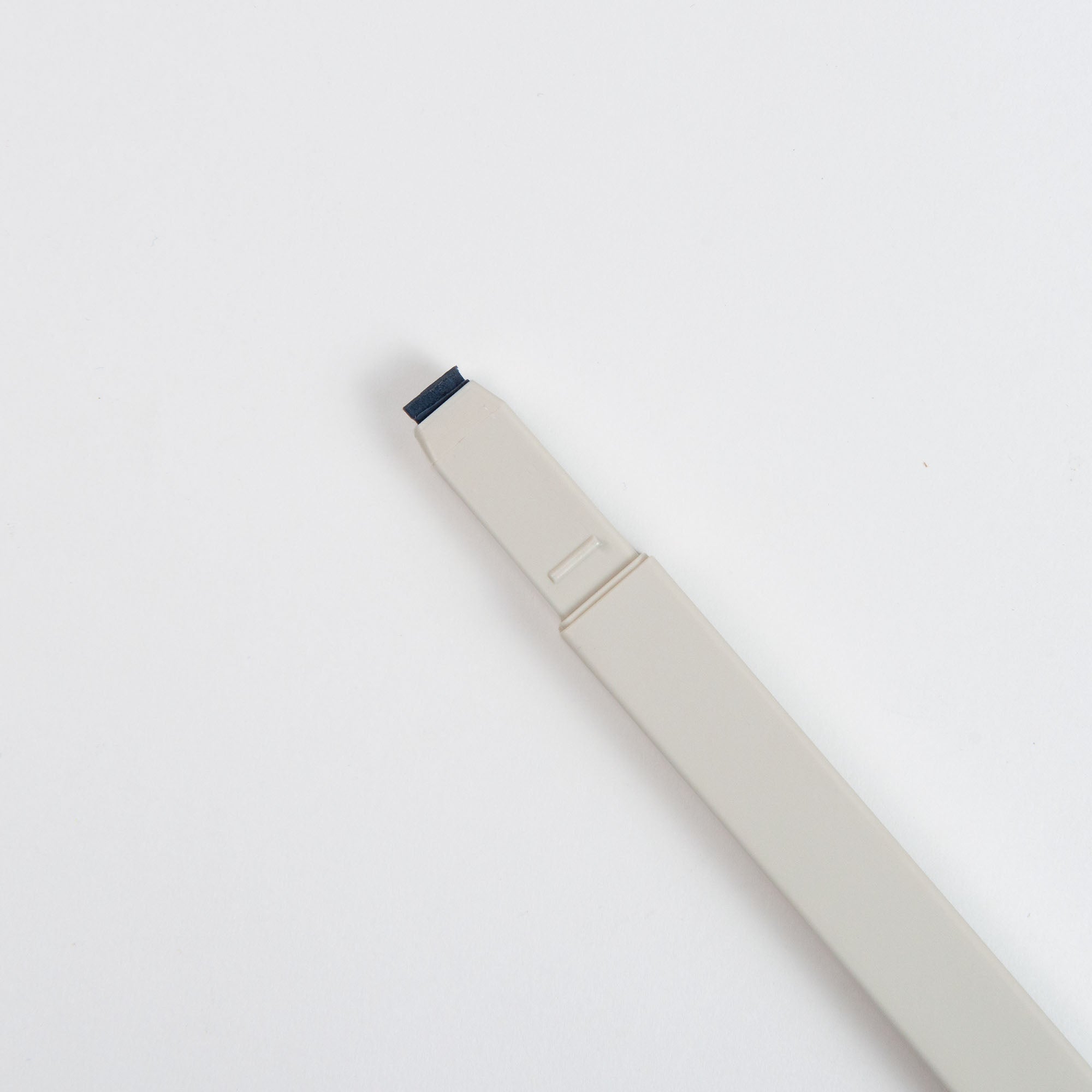 Eine Nahaufnahme des Kokuyo Pasta Markers Set 10 Farben, dargestellt vor einem schlichten weißen Hintergrund.