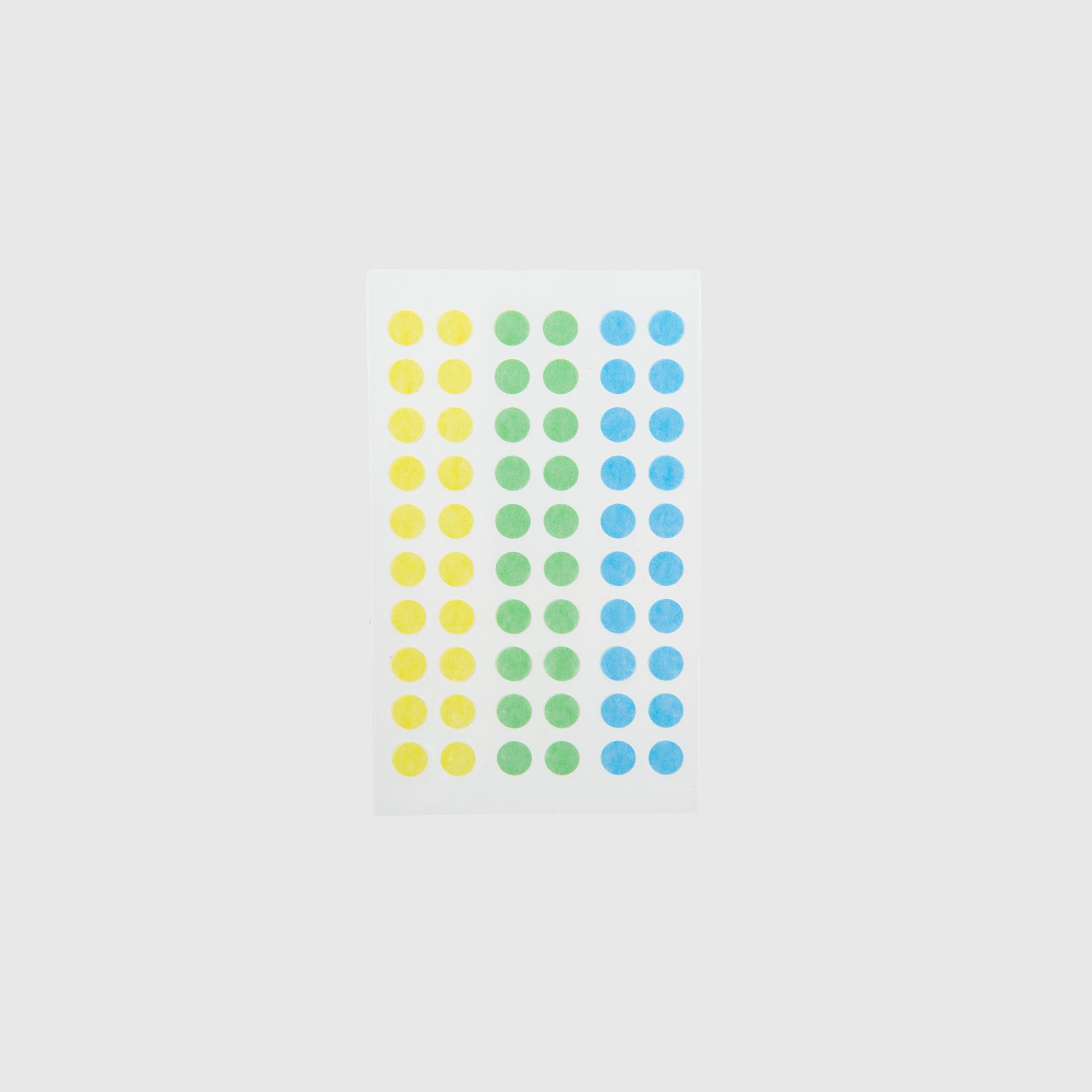 Ein Bogen Stalogy Circular Masking Tape Patches mit kleinen, runden, farbenfrohen Aufklebern in Reihen von Gelb, Grün und Blau auf weißem Hintergrund, die spielerisch an japanisches Papier erinnern.