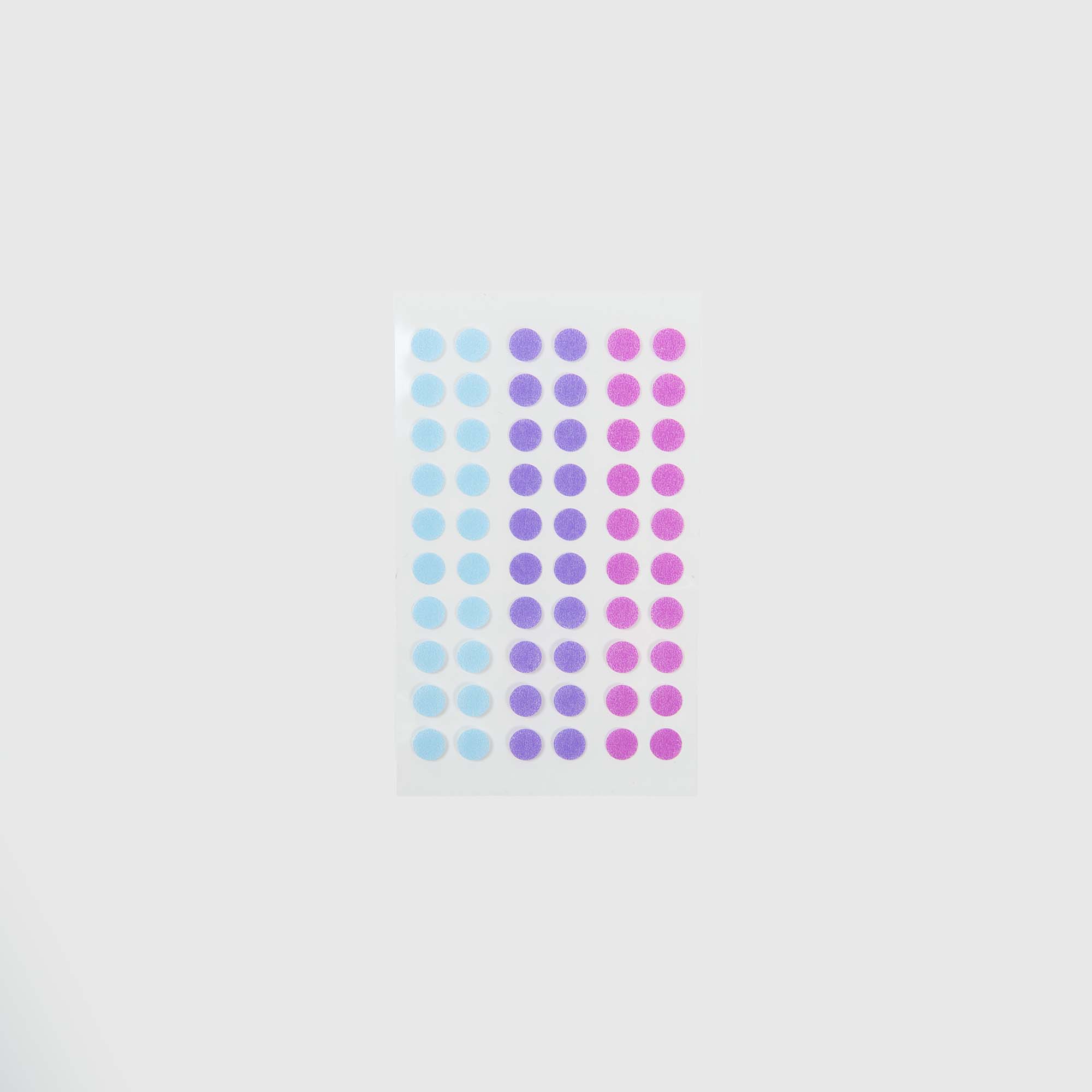 Ein Bogen Stalogy Circular Masking Tape Patches zeigt kleine runde Punkte in Reihen - blau auf der linken Seite, lila in der Mitte, rosa auf der rechten Seite - vor einem schlichten weißen Hintergrund. Hergestellt in Japan mit hochwertigem japanischem Papier.