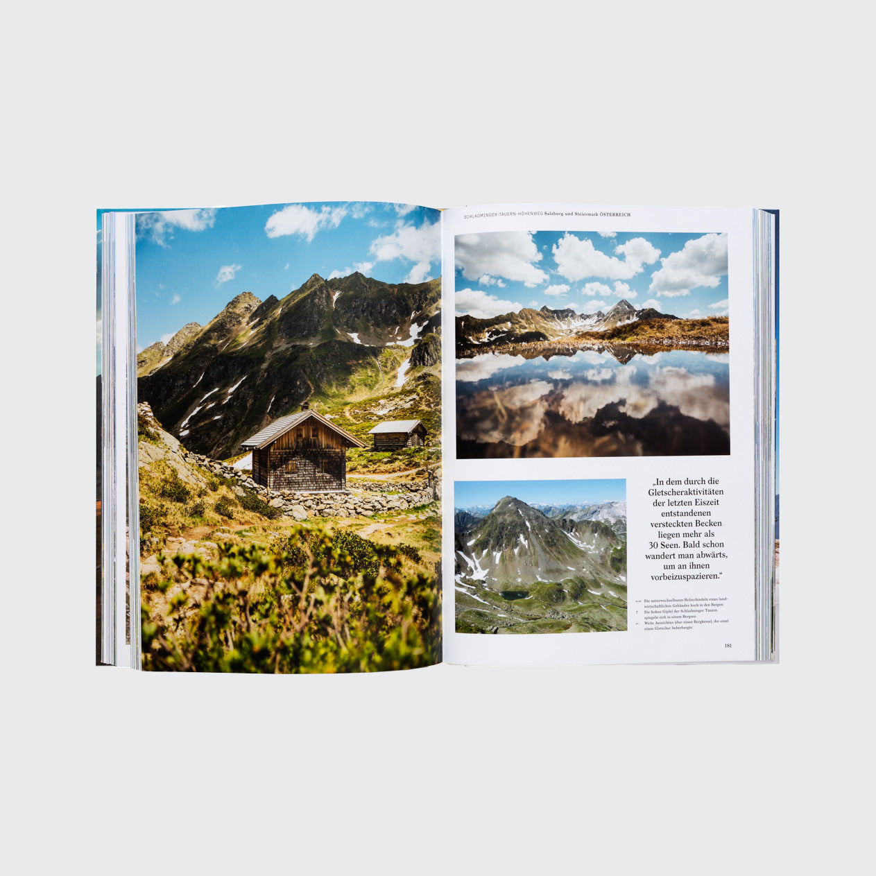 Das Buch Wanderlust Alpen des Gestalten Verlags präsentiert malerische Bergfotos: links eine Holzhütte inmitten grüner Hügel und rechts Seen, in denen sich majestätische Gipfel spiegeln. Der fremdsprachige Text deutet Wanderwege für Entdecker an.