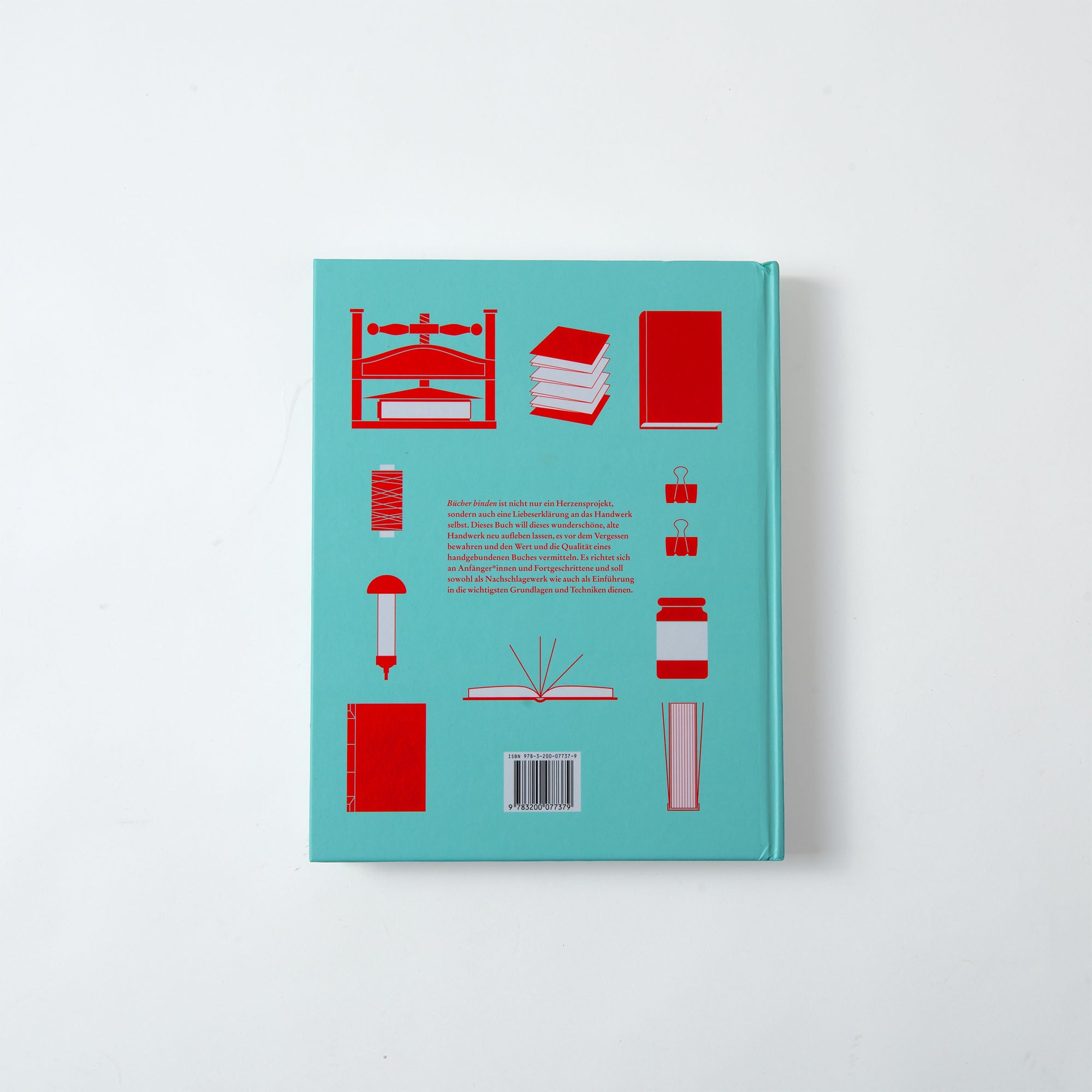 Das türkisfarbene Cover von "Bücher binden" von Anna Frey zeigt rote und schwarze minimalistische Zeichnungen von Büchern, einer Lampe, einem Bett und einem Stuhl - genau das Richtige für Fans von Anna Freys elegantem Buchbinderstil.