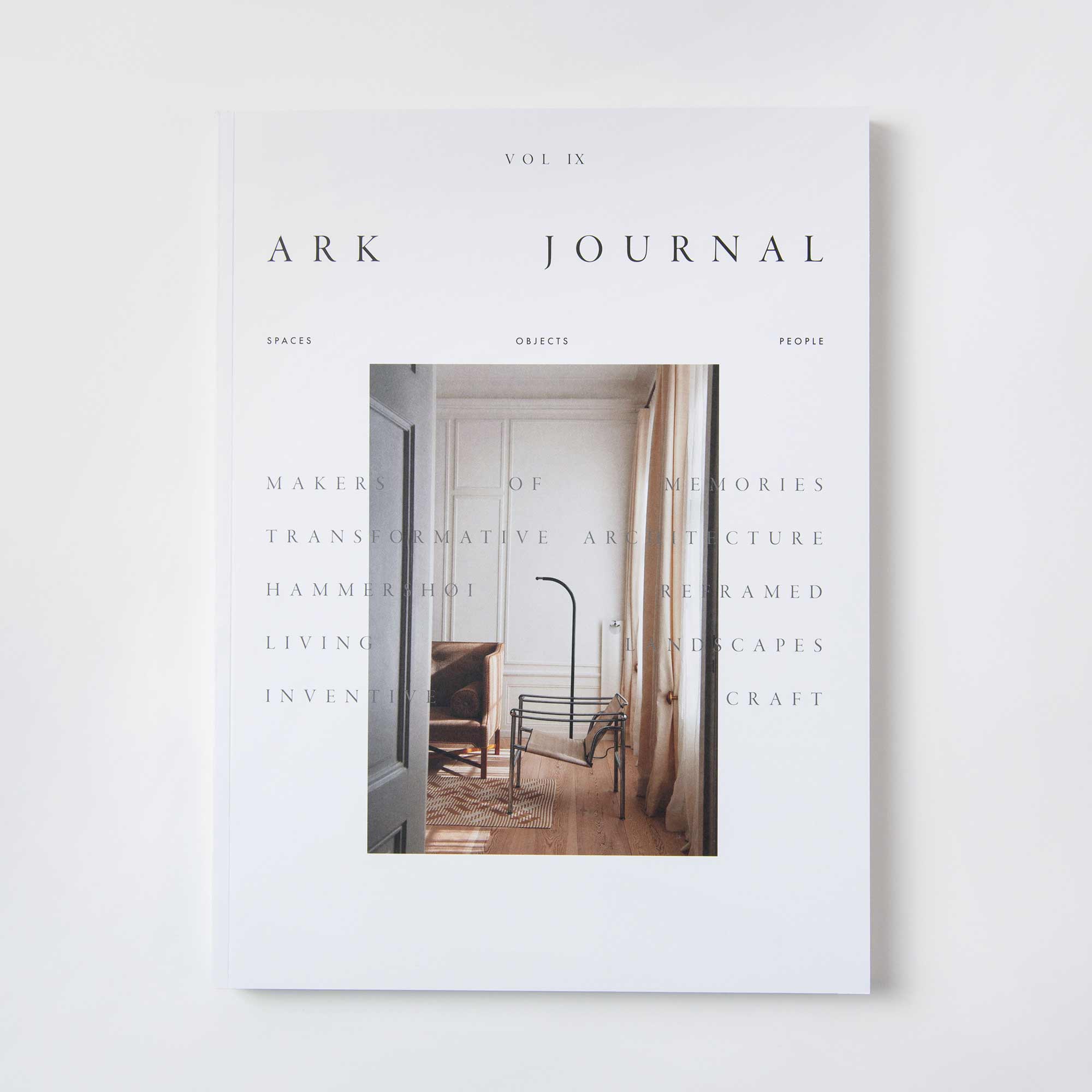 Das Cover von Ark Journal Vol. 9 von Ark Journal zeigt ein minimalistisches Interieur mit einem Holzstuhl und einem Beistelltisch am Fenster. Es befasst sich mit Architektur, Kunst und Wohnräumen und lädt die Leser zu kritischen Diskussionen über zeitgenössisches Architekturdesign ein.