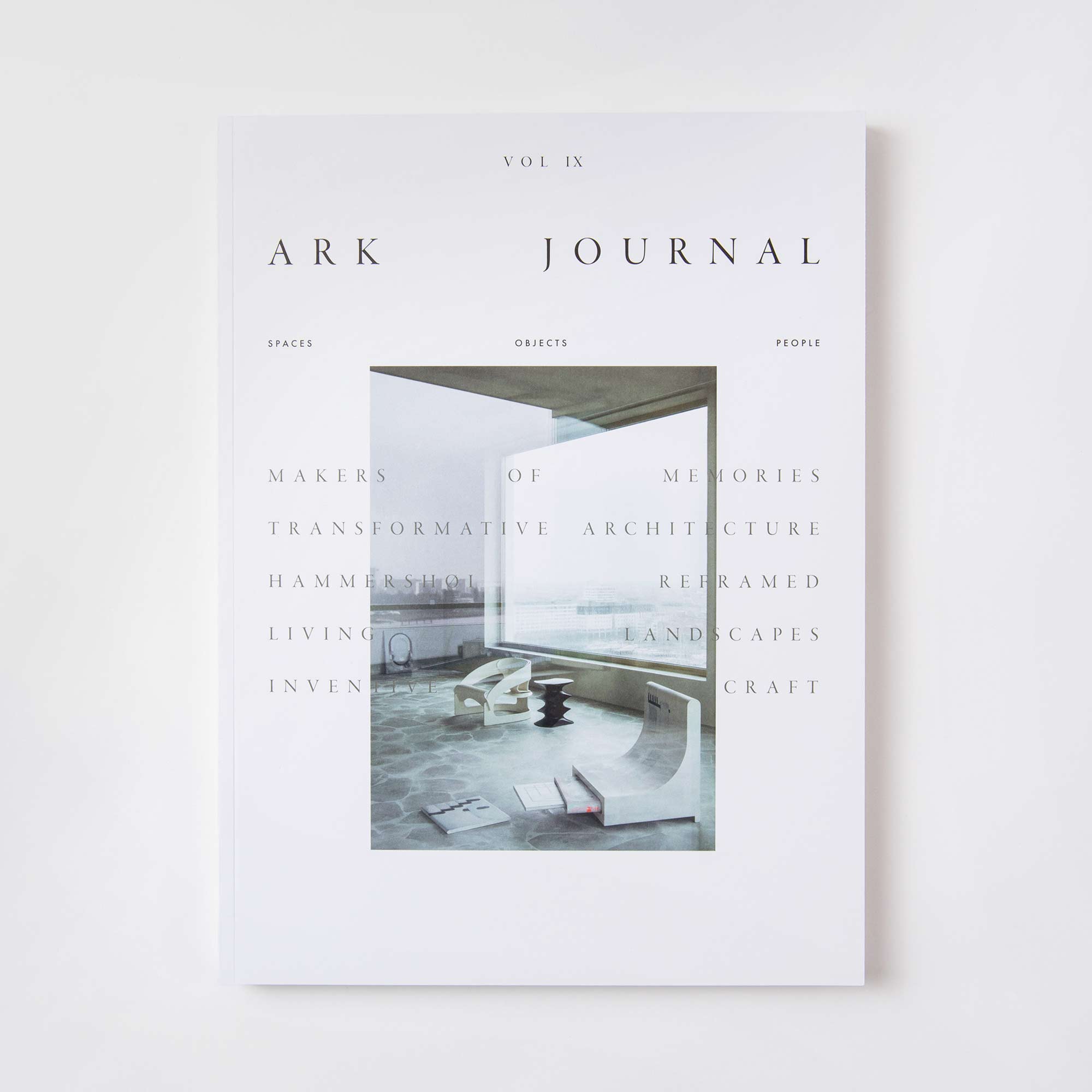 Das Cover des Ark Journal Vol. 9 zeigt ein minimalistisches Interieur mit einem großen Fenster, einem Tisch und verstreuten Papieren, wobei Architektur Design im Vordergrund steht. Das Layout wird von den Schlüsselwörtern „Räume“, „Objekte“ und „Menschen“ in einer klaren, modernen Schriftart eingerahmt.