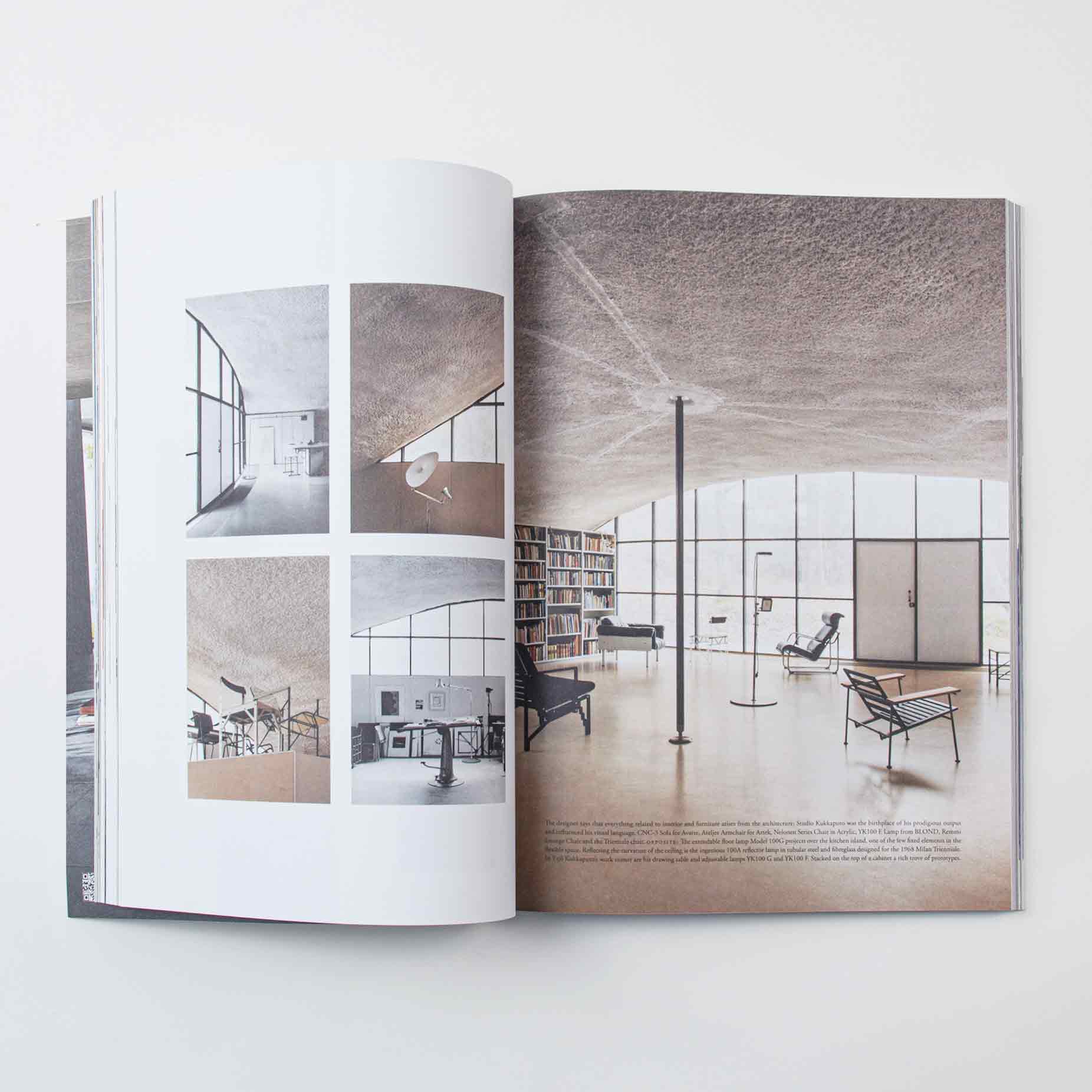 Ein aufgeschlagenes *Ark Journal Vol. 9* zeigt modernistische Innenräume: Die linke Seite zeigt minimalistische Räume, während die rechte Seite einen geräumigen Bereich mit großen Fenstern und spärlicher Möblierung hervorhebt – ideal, um kritische Debatten über Architekturdesign zu fördern.