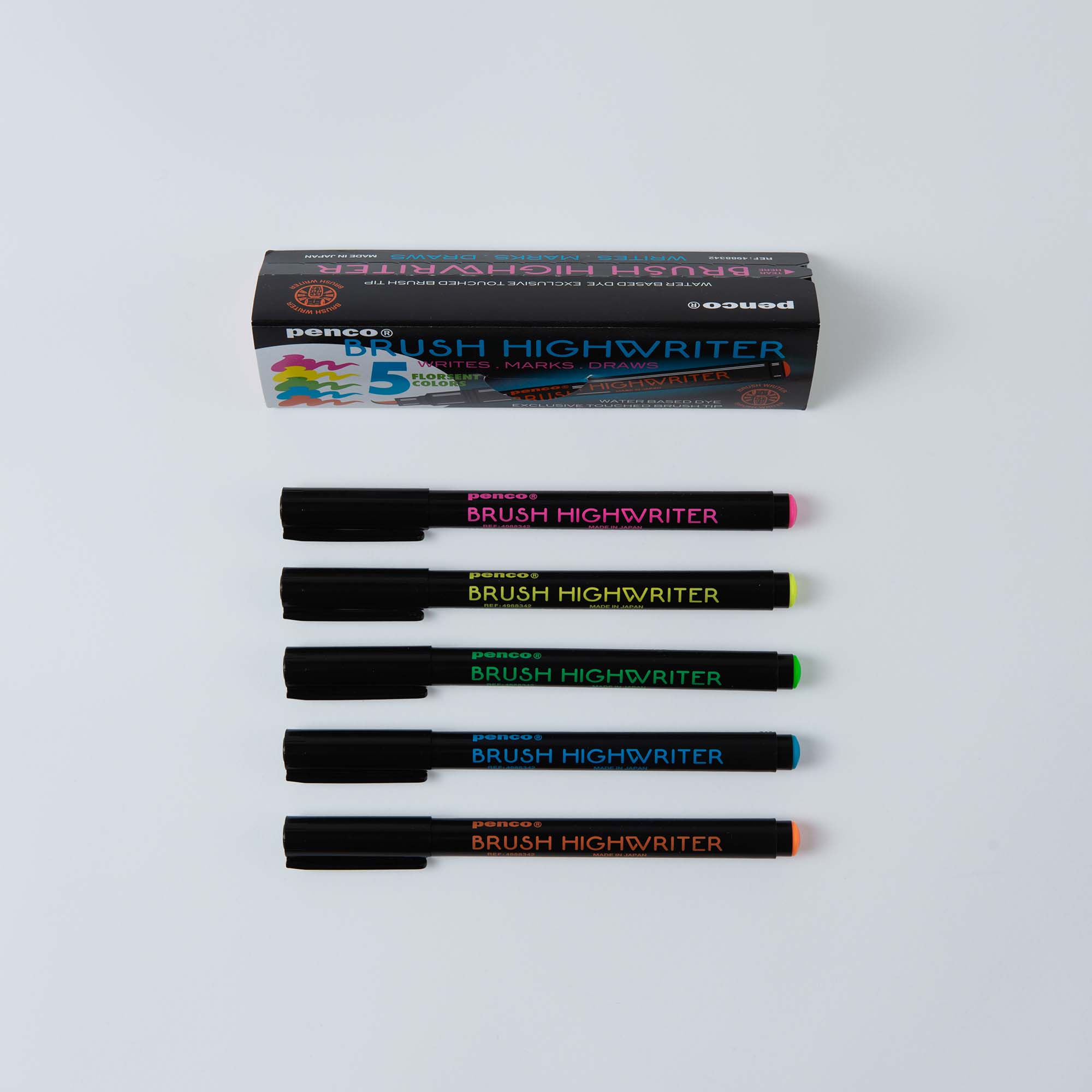 Fünf Stifte vom Typ „Brush Highwriter Set - Textmarker mit Pinselspitze“ von Penco mit Textmarkerspitzen in Pink, Grün, Blau, Gelb und Orange sind unter einer offenen Schachtel aufgereiht. Jeder Stift verfügt über einen schlanken schwarzen Schaft mit lebendigem Markentext.