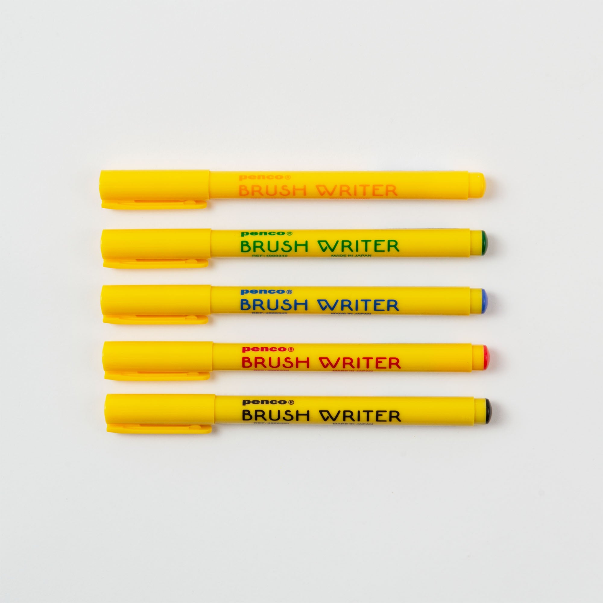 Das Penco Brushwriter-Set aus 5 Farben, hergestellt in Japan, zeigt fünf Marker mit Wasserpigment-Spitzen in Orange, Grün, Blau, Rot und Schwarz - perfekt für leuchtende Kalligrafie-Pinsel-Effekte.