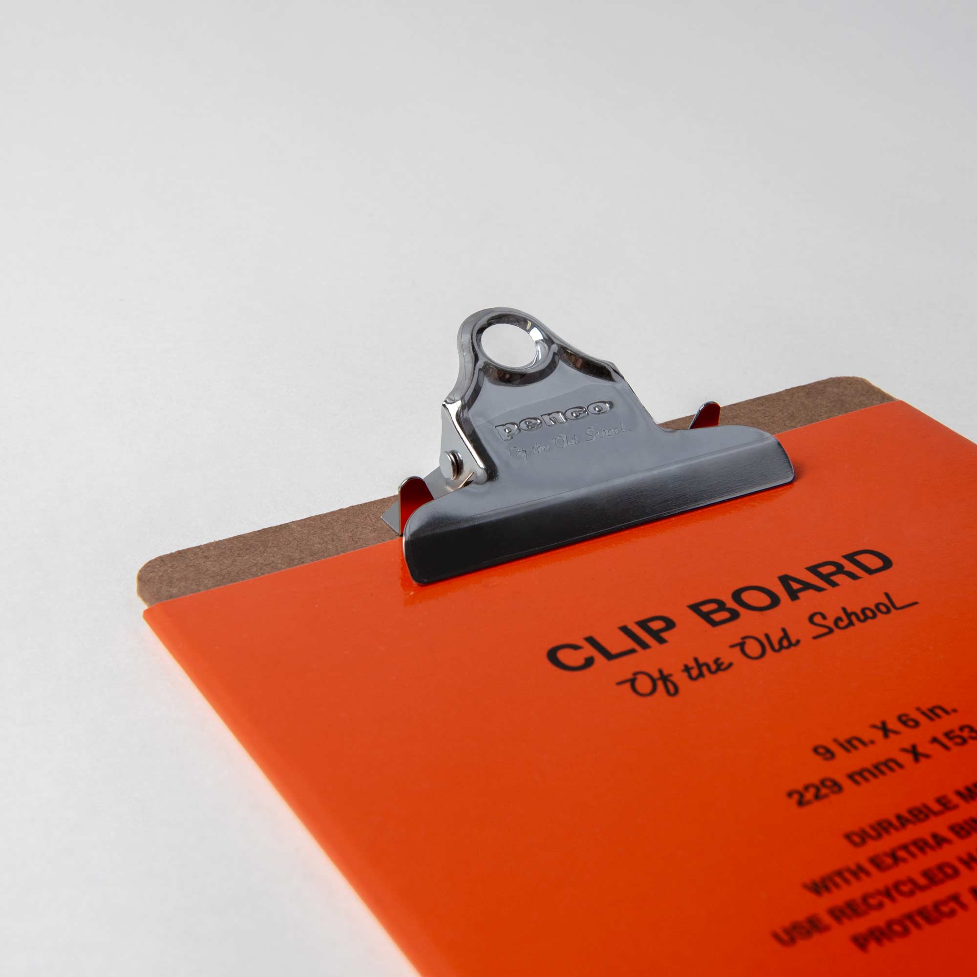Vor einem weißen Hintergrund ist ein Penco A5-Klemmbrett mit Metallclip abgebildet. Es trägt den Text „CLIP BOARD of the Old School“ in Schwarz, ideal für Organisatoren, die Vintage-Flair suchen.