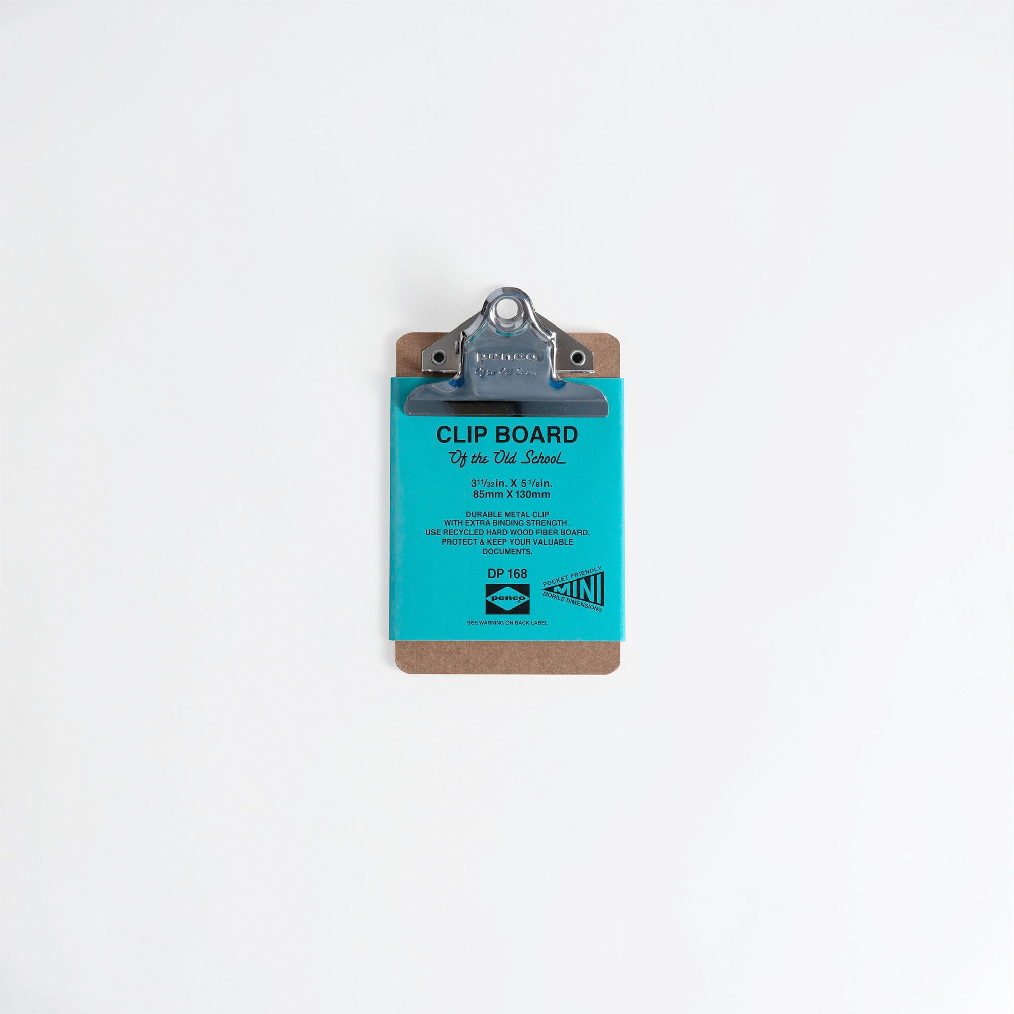 Ein kleines braunes Penco Clipboard XS - Silber mit einem silbernen Clip hält ein leuchtend türkisfarbenes Blatt mit der Aufschrift CLIP BOARD und Produktdetails vor einem schlichten weißen Hintergrund.