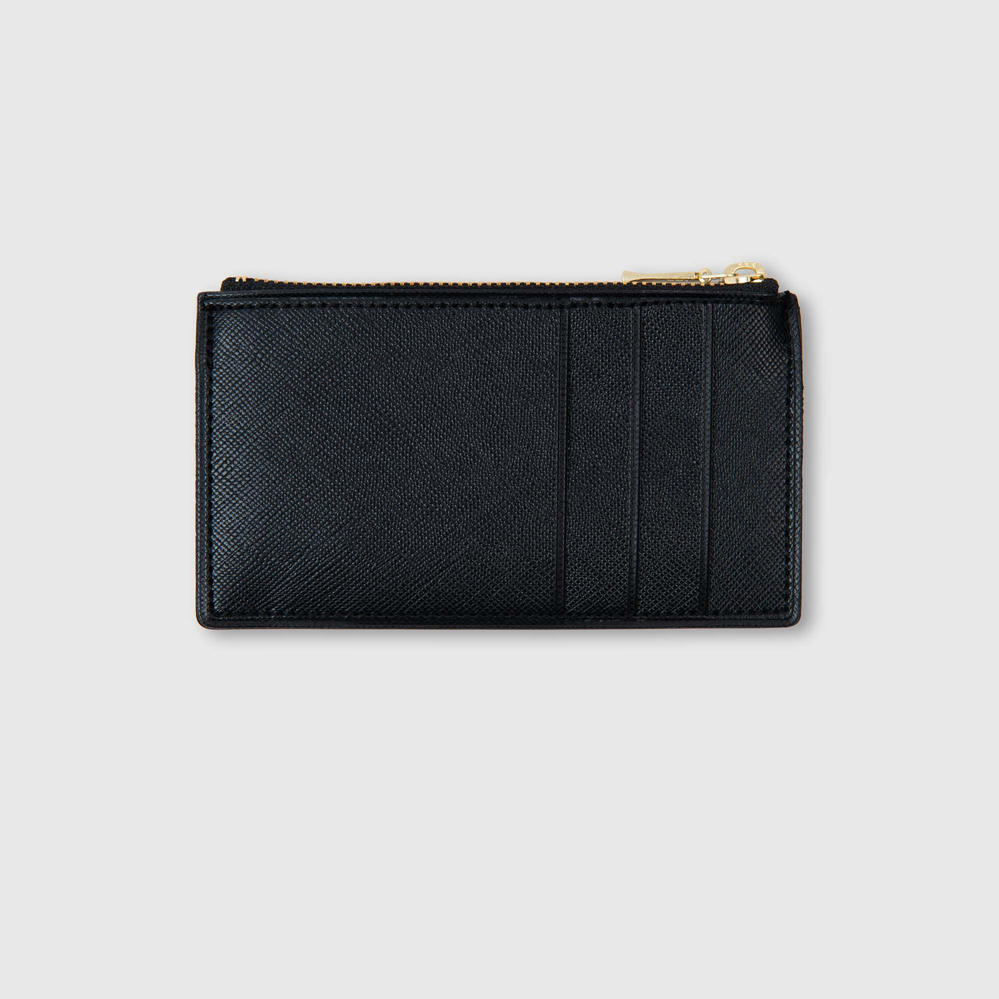Das „Delfonics Quitterie Card Zip Case“ ist ein elegantes, schwarzes Kartenetui aus Leder, das von der Delfonics-Kollektion inspiriert ist. Es verfügt über einen praktischen Reißverschluss und drei praktische Kartenfächer, die sich elegant vor einem schlichten, hellgrauen Hintergrund abheben.