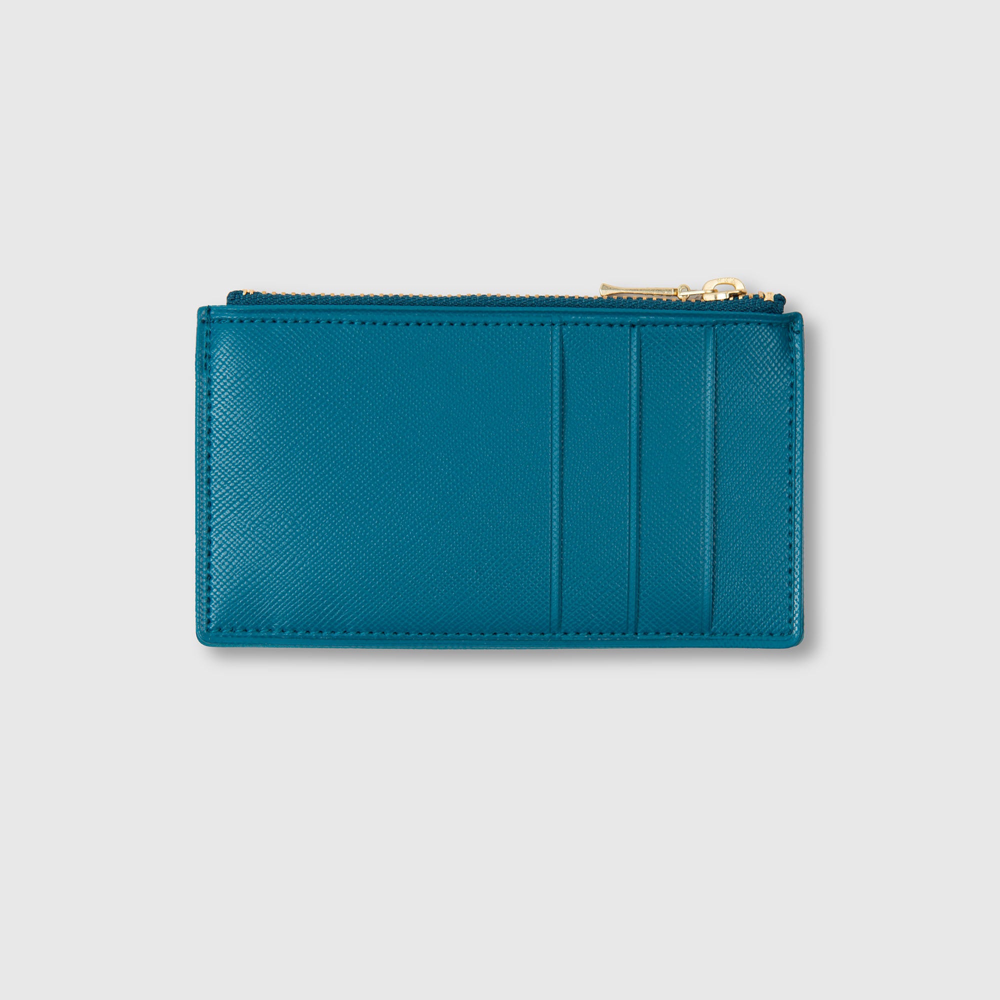 Ein blaugrünes „Delfonics Quitterie Card Zip Case“ | Kartenetui aus Leder mit drei Kartenfächern und einem Fach mit goldenem Reißverschluss wird vor einem schlichten hellgrauen Hintergrund präsentiert.