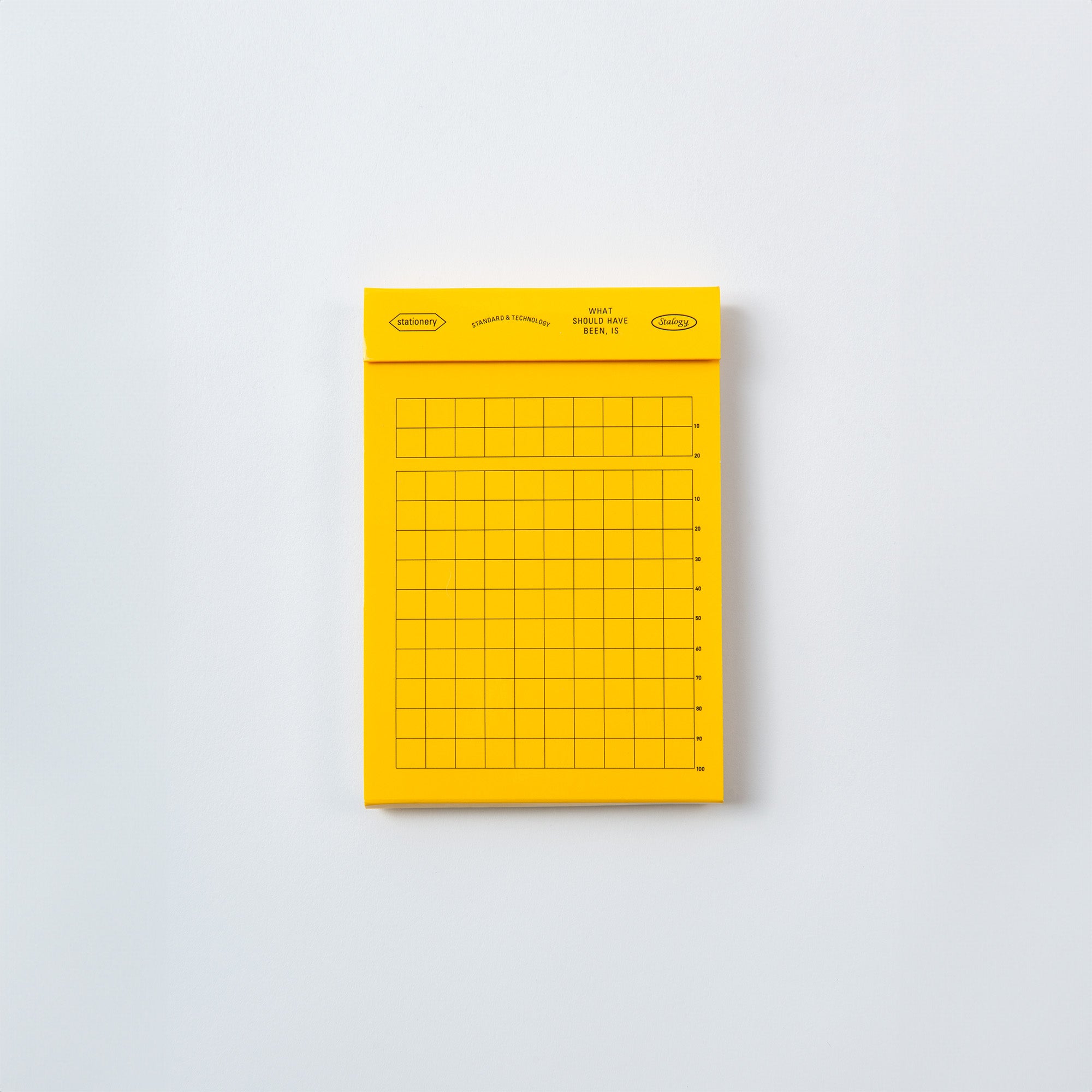 Der gelbe Editors Memo Pad von Stalogy mit Gitterlinien und oberer Bindung ist perfekt, um Gedanken festzuhalten. Als Teil der Editors Series verfügt es über einen Einband mit Text und Bleistiftgrafiken auf einer weißen Oberfläche – ideal für alle, die Wert auf Funktion und Stil legen.