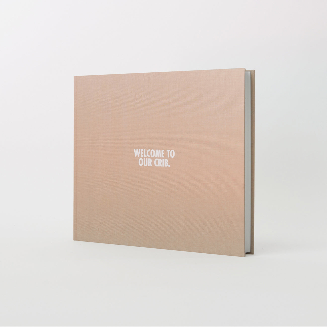 Das Gästebuch „Welcome to our crib“ von We are Bookbinders ist ein elegantes beigefarbenes Hardcover-Buch, das sich wunderschön vor weißem Hintergrund präsentiert. Es ist das perfekte Geschenk, mit Sorgfalt in Hamburg gefertigt.