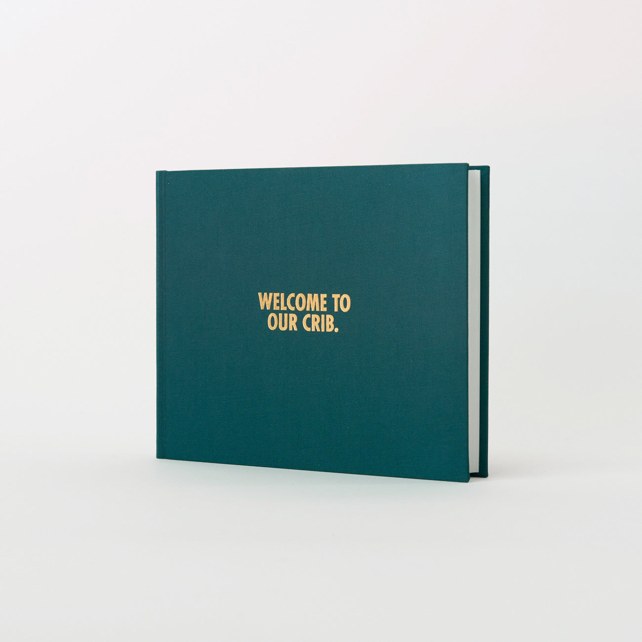 Das Gästebuch „Willkommen in unserer Krippe“ von We are Bookbinders trägt den goldenen Schriftzug „WILLKOMMEN IN UNSERER KRIPPE.“ auf dunkelgrünem Einband mit weißem Hintergrund. Hergestellt in Hamburg, ist es ein ideales Geschenk für jede gesellige Zusammenkunft.