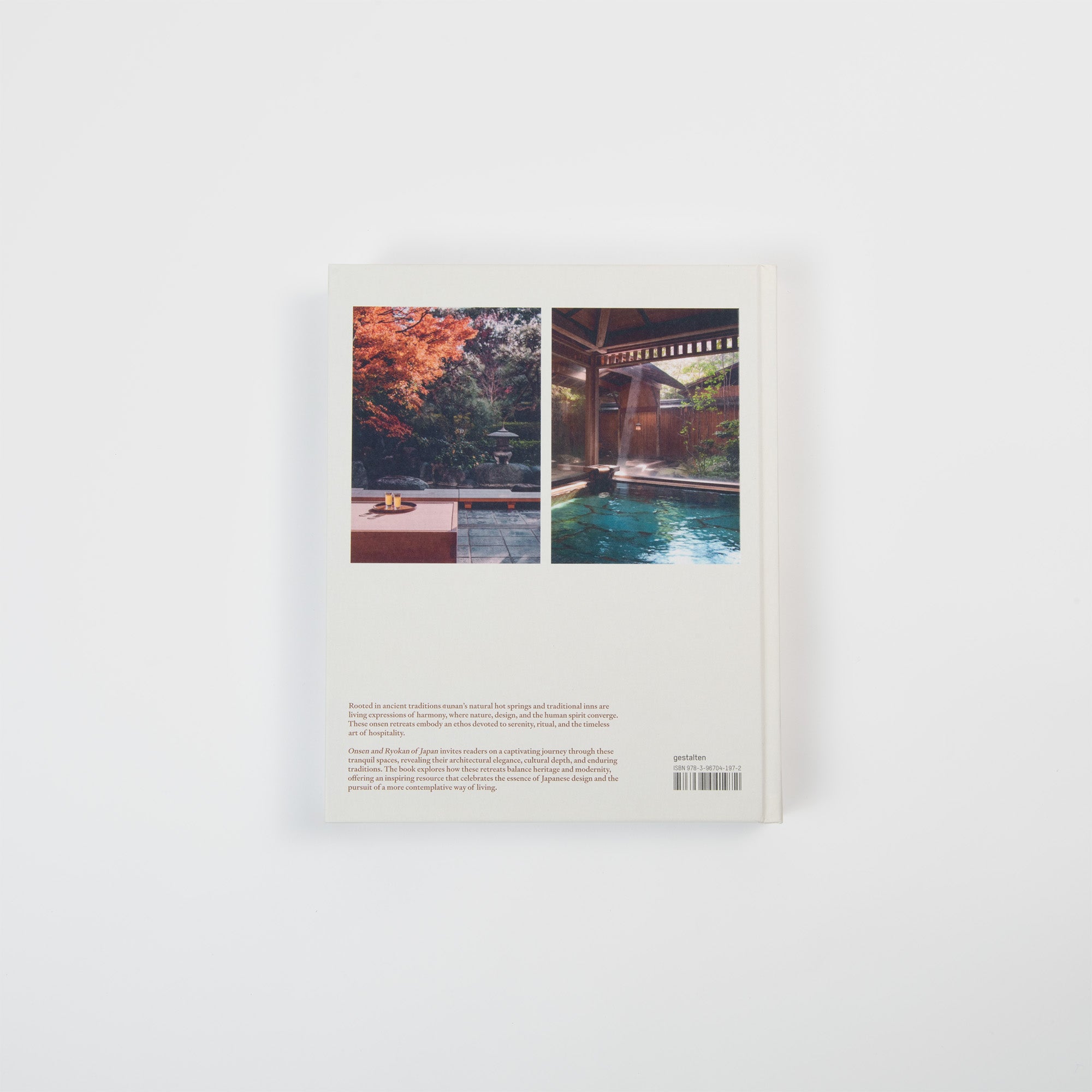 Die Rückseite von "Onsen & Ryokan of Japan - Ein Blick in Japans stille Welten" aus dem Gestalten Verlag zeigt zwei Fotos: ein modernes Außenbad im Stil eines japanischen Onsen mit herbstlichen Bäumen und ein Hallenbad. Text und Barcode stehen unten auf Weiß.