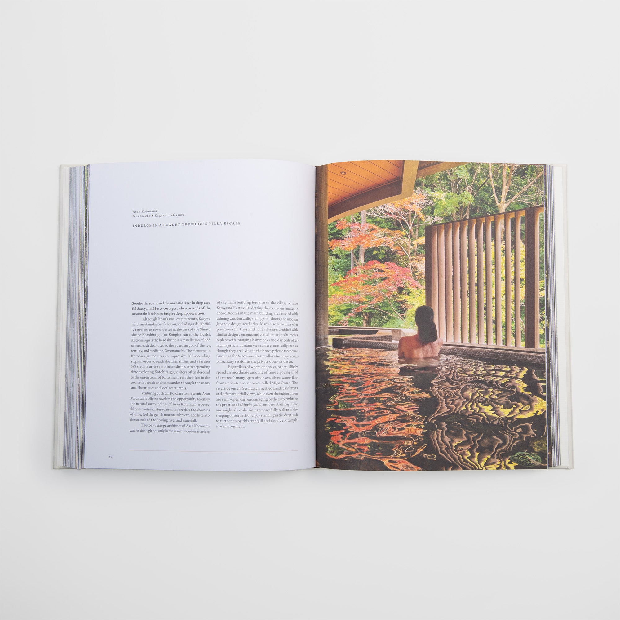 Das aufgeschlagene Buch "Onsen & Ryokan of Japan - Ein Blick in Japans stille Welten" vom Gestalten Verlag zeigt das Foto einer Person, die sich in einem japanischen Onsen im Freien inmitten üppiger Natur entspannt, neben einer weißen Textseite.