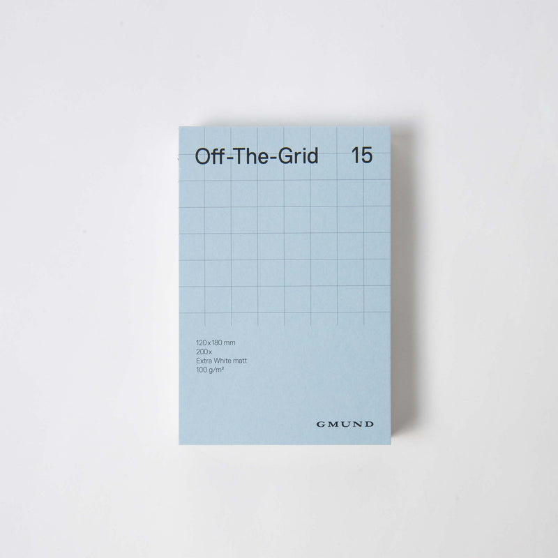 Ein hellblaues Gmund-Notizbuch mit dem Titel „Off The Grid 15“ im innovativen Karo-Raster-Design. Es misst 120 x 180 mm, enthält 200 Blatt extraweißes, mattes Papier mit 100 g/m² und präsentiert das Gmund-Erbe auf einem makellos weißen Hintergrund.