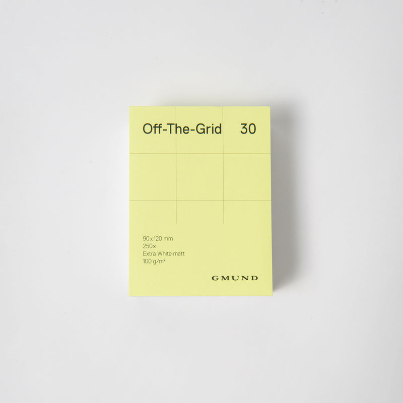 Der „Notizblock Off The Grid“ von Gmund besticht durch ein innovatives Karo-Raster-Design. Er hat die Maße 90x120 mm und enthält 250 Blatt extraweißes, mattes Papier mit 100 g/m². Am unteren Rand ist der edle „Gmund“-Schriftzug zu erkennen, der die hochwertige Verarbeitung unterstreicht.