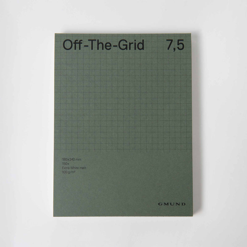 Der Notizblock „Off The Grid“ von Gmund ist ein grüner Notizblock mit innovativem Karo-Raster. Er misst 180x240 mm, enthält 150 Blatt extraweißes, mattes Gmund-Papier mit 100 g/m² und trägt am unteren Rand den Markennamen „Gmund“.