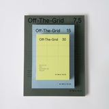 Ein Set mit drei Notizblöcken „Off The Grid“ von Gmund, jeder kleiner als der andere, in Hellgelb, Hellblau und Dunkelgrau. Jeder Block zeigt das einzigartige „Off-The-Grid“-Design von Gmund mit Maßangaben und „GMUND“ in elegantem Aufdruck unten.