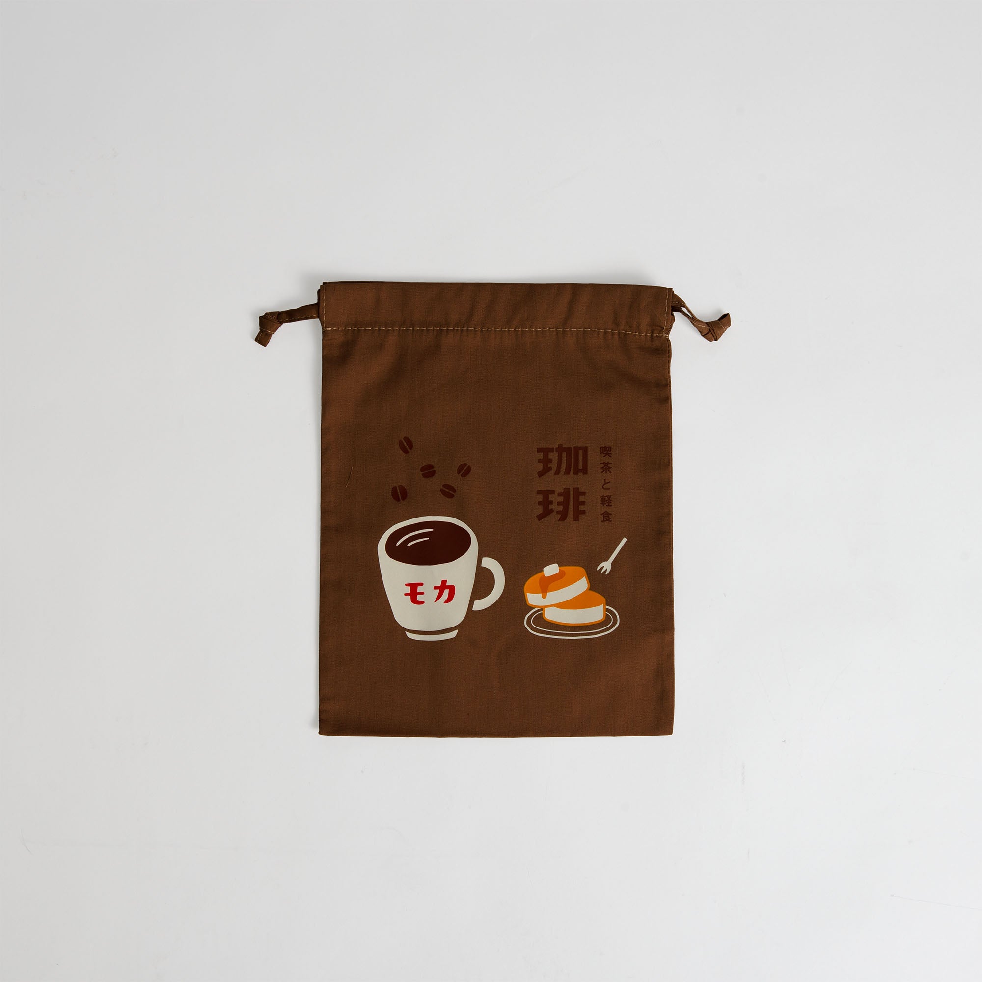 Ein brauner Beutel mit Kordelzug Medium von Hightide zeigt charmante Illustrationen von Kaffeetassen, Bohnen und Kuchen mit japanischem und chinesischem Text auf der Vorderseite vor einem schlichten weißen Hintergrund.