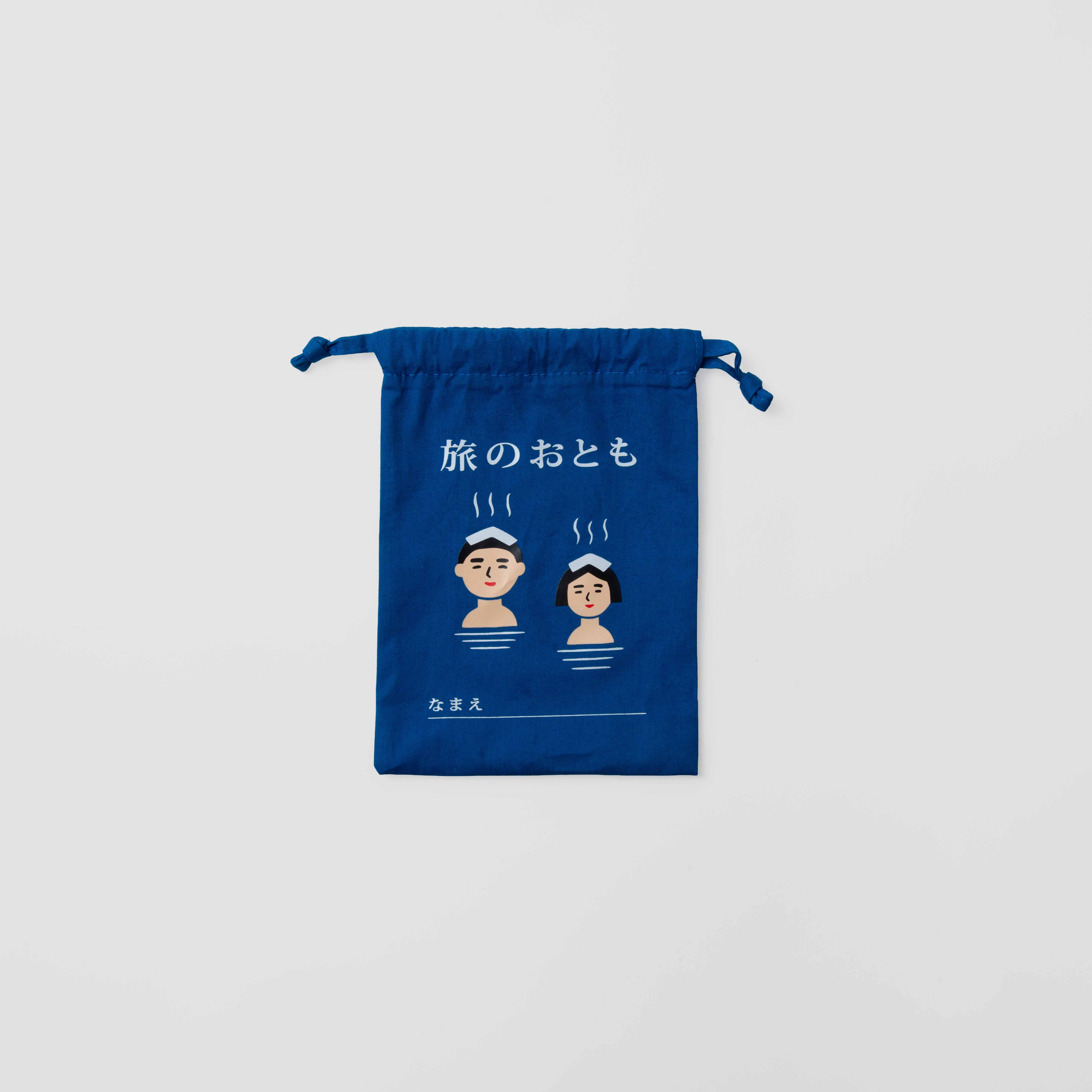 A blue Hightide Beutel mit Kordelzug - Small im japanischen Retro-Stil von Hightide, mit japanischem Text und niedlichen Illustrationen eines Mannes und einer Frau in Onsen auf weißem Hintergrund.