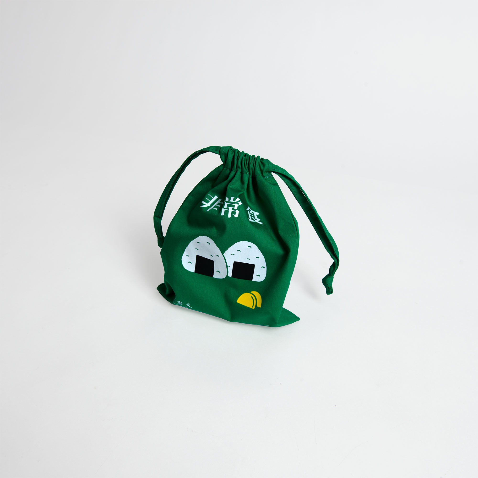 Der Hightide Beutel mit Kordelzug - Small ist ein grüner Kordelzugbeutel mit zwei Onigiri-Reiskugeln, gelben Details und weißem japanischen Text - ideal als japanisches Geschenk oder einzigartiger Onigiri-Beutel. Abgebildet auf einem schlichten weißen Hintergrund.